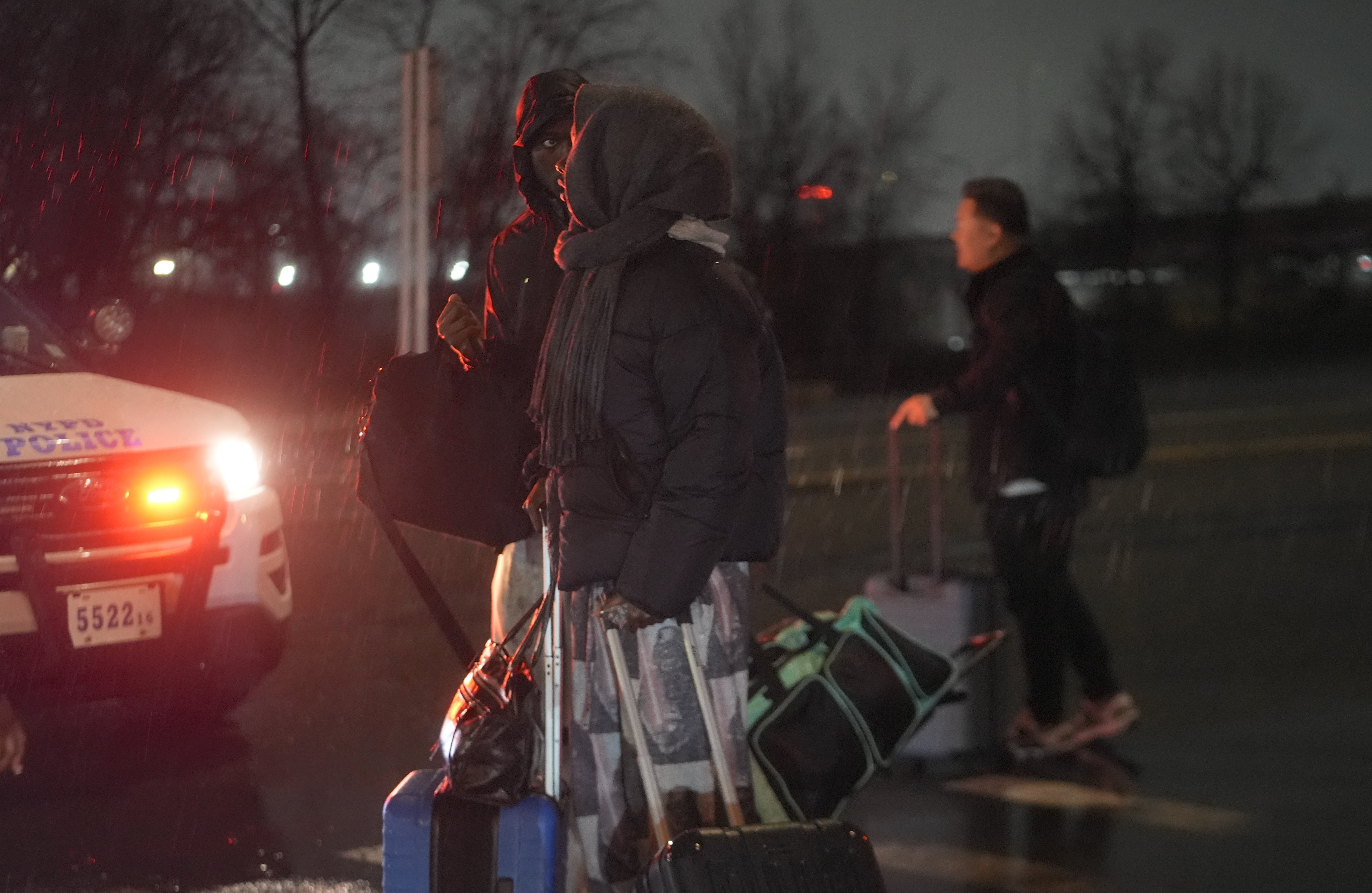 Des passagers attendent devant le terminal B de l'aéroport LaGuardia, fermé à la suite d'une collision mortelle survenue sur une piste à New York. | Source : Getty Images