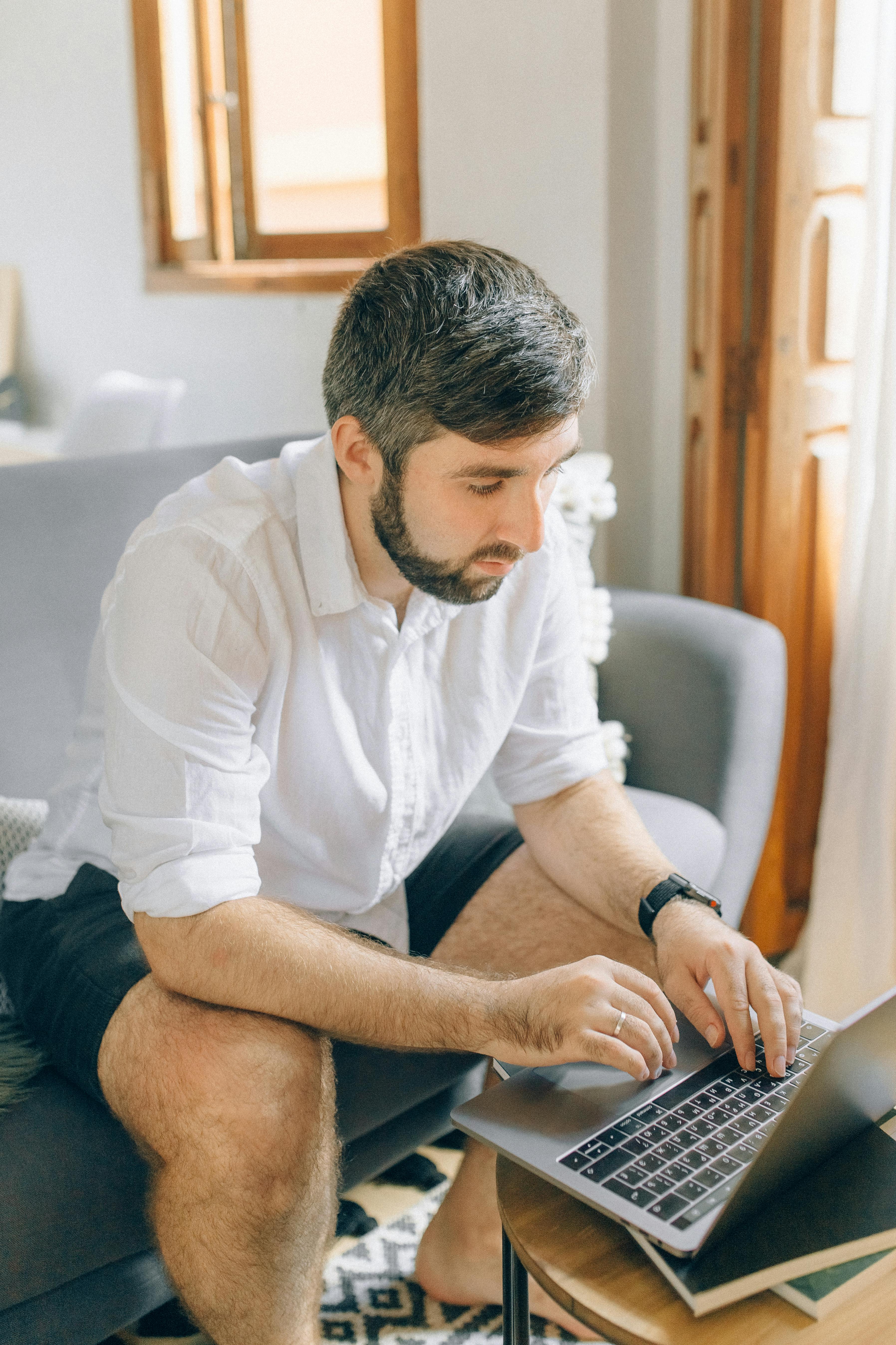 Un homme utilisant son ordinateur portable | Source : Pexels