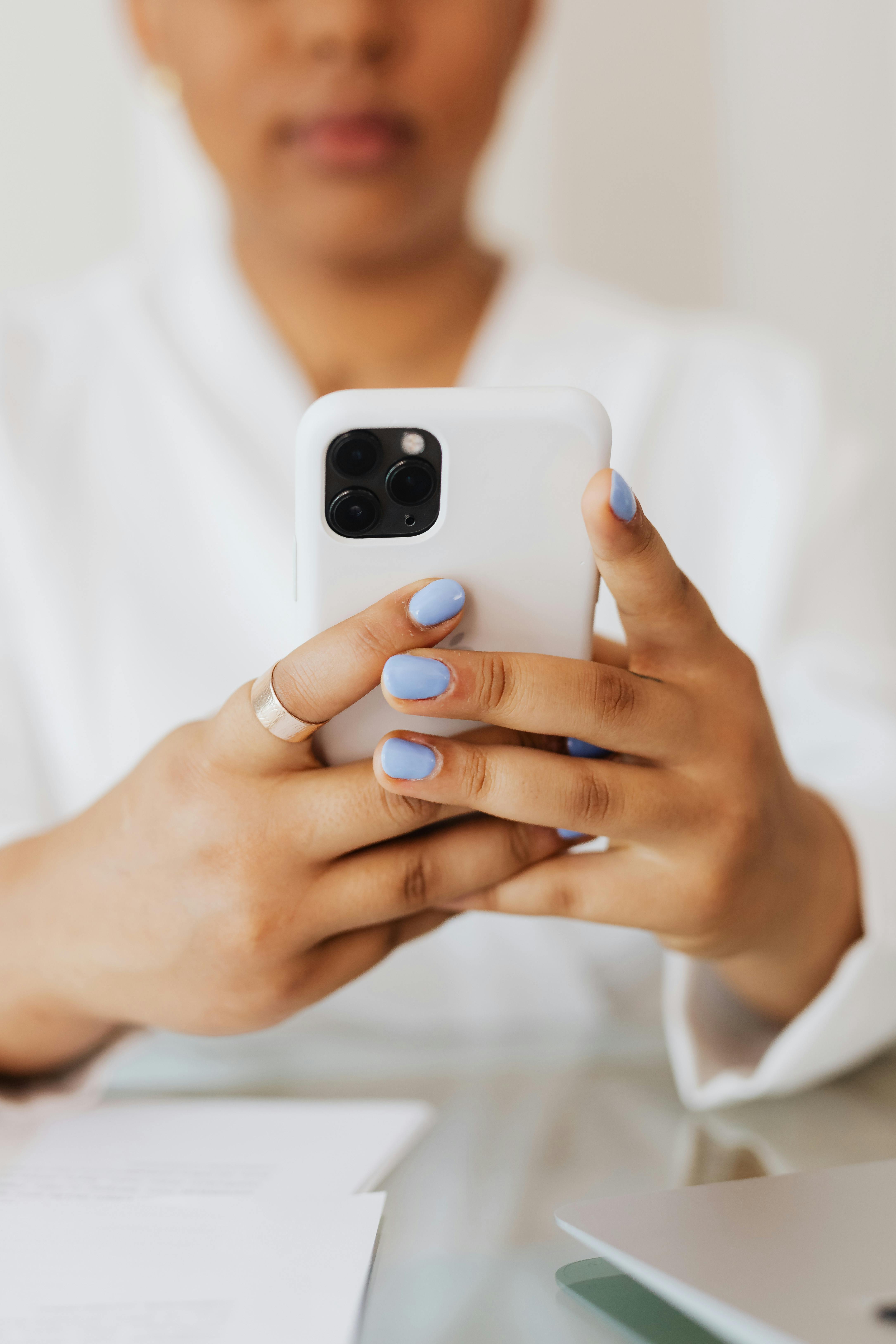 Une personne utilisant un téléphone portable | Source : Pexels