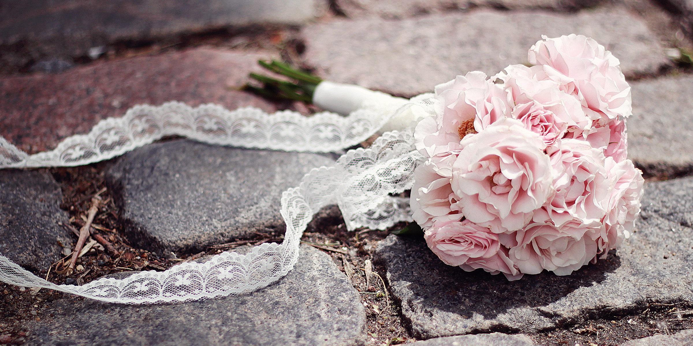 Un bouquet de mariée posé sur une surface en béton | Source : Shutterstock