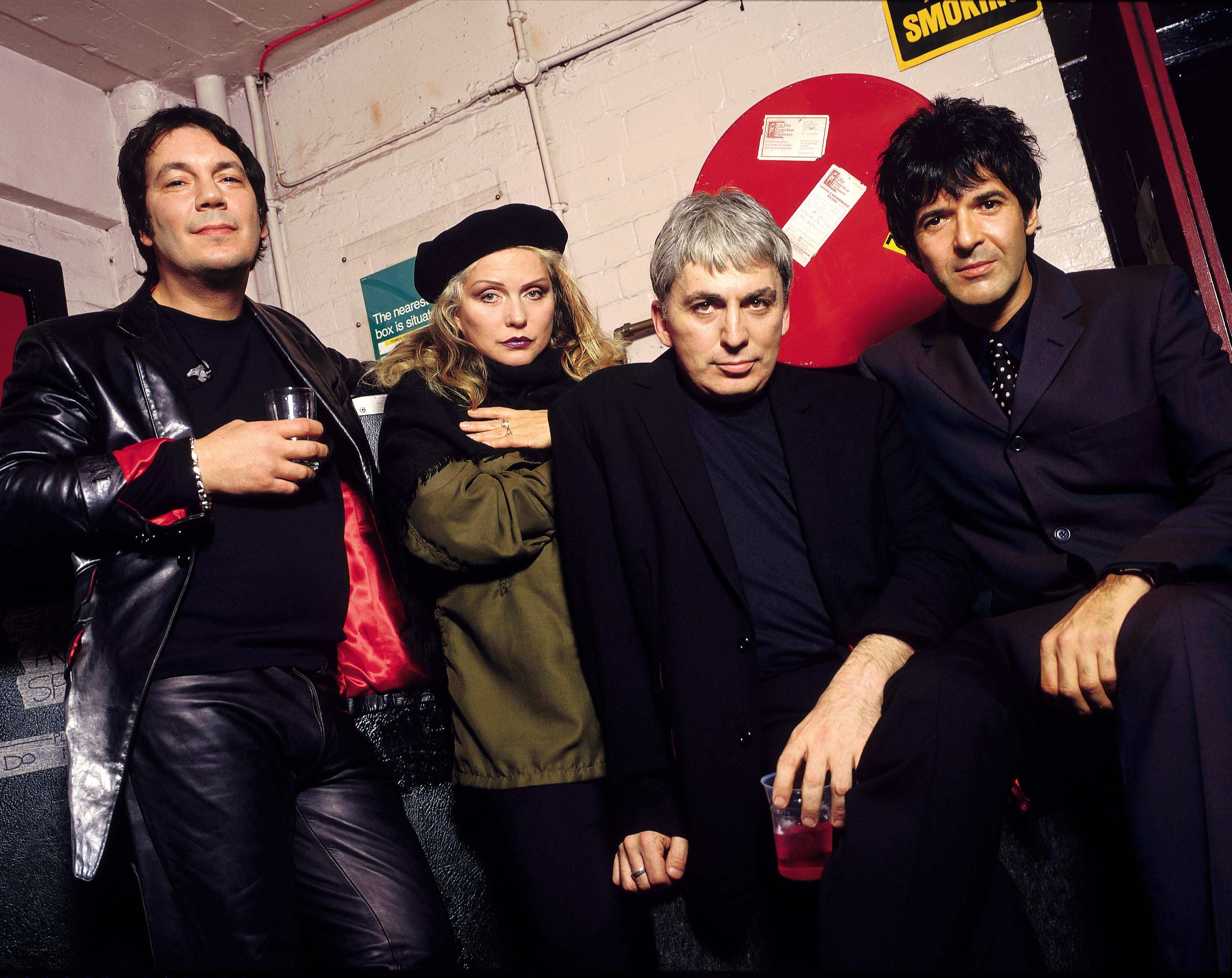 L'icône du punk rock photographiée avec son groupe en 1998. | Source : Getty Images