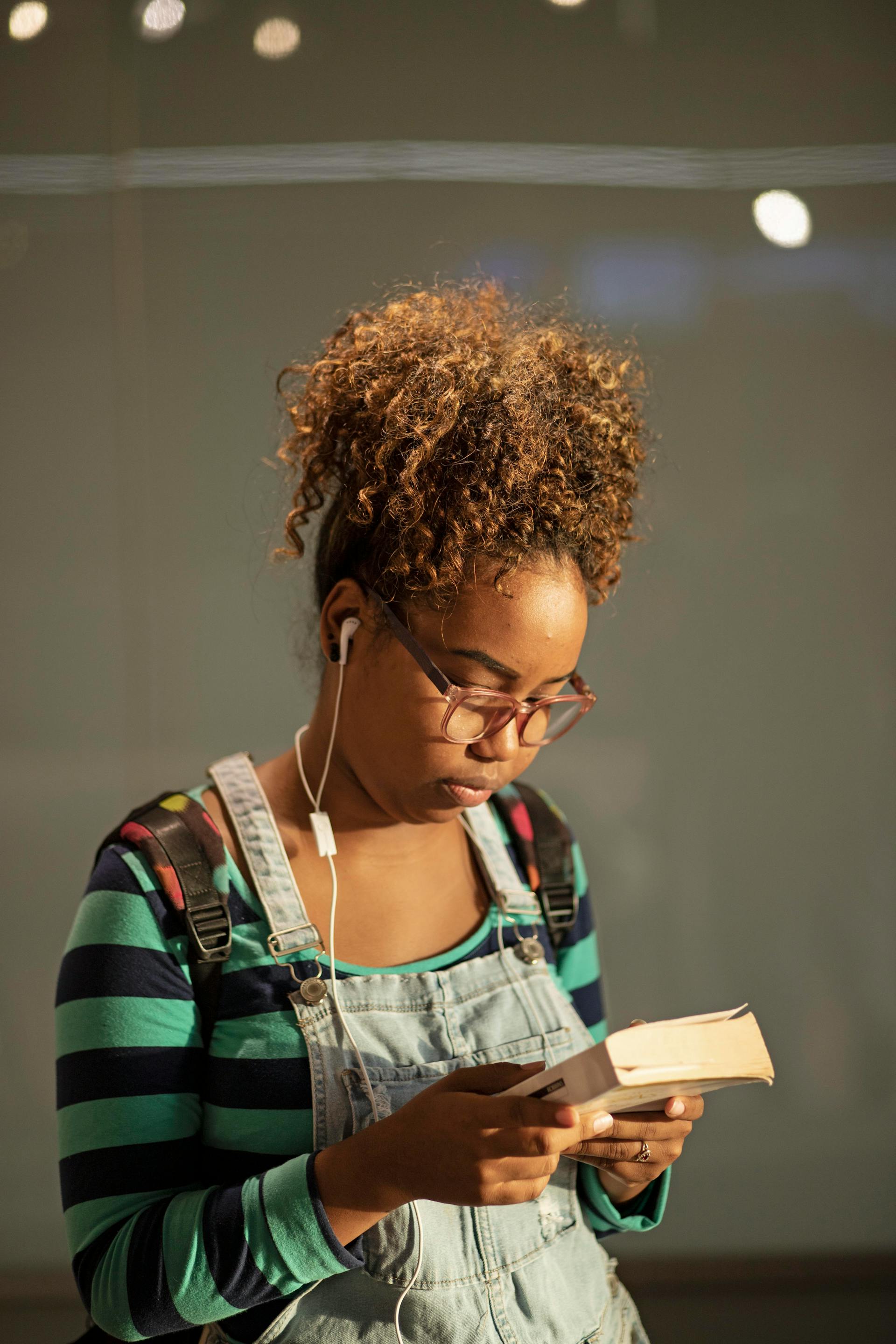 Une fille lisant un livre | Source : Pexels