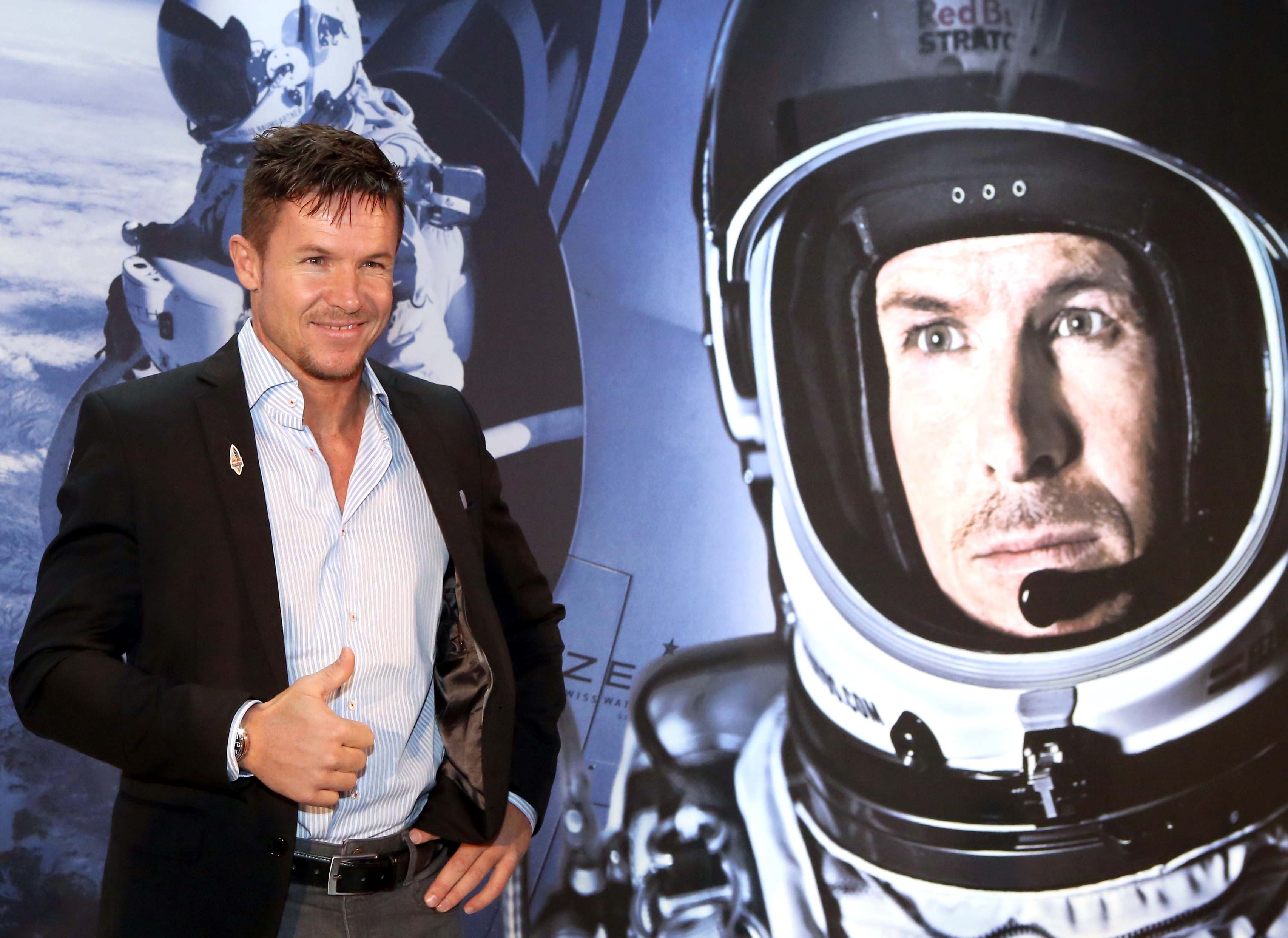 Le parachutiste et base jumper autrichien Felix Baumgartner pose pour une photo lors d'une conférence à Koweït City le 11 décembre 2013, lors de sa visite au Koweït pour rencontrer ses fans et répondre à des questions sur sa carrière et son record de chute libre battu l'année dernière I Source : Getty Images