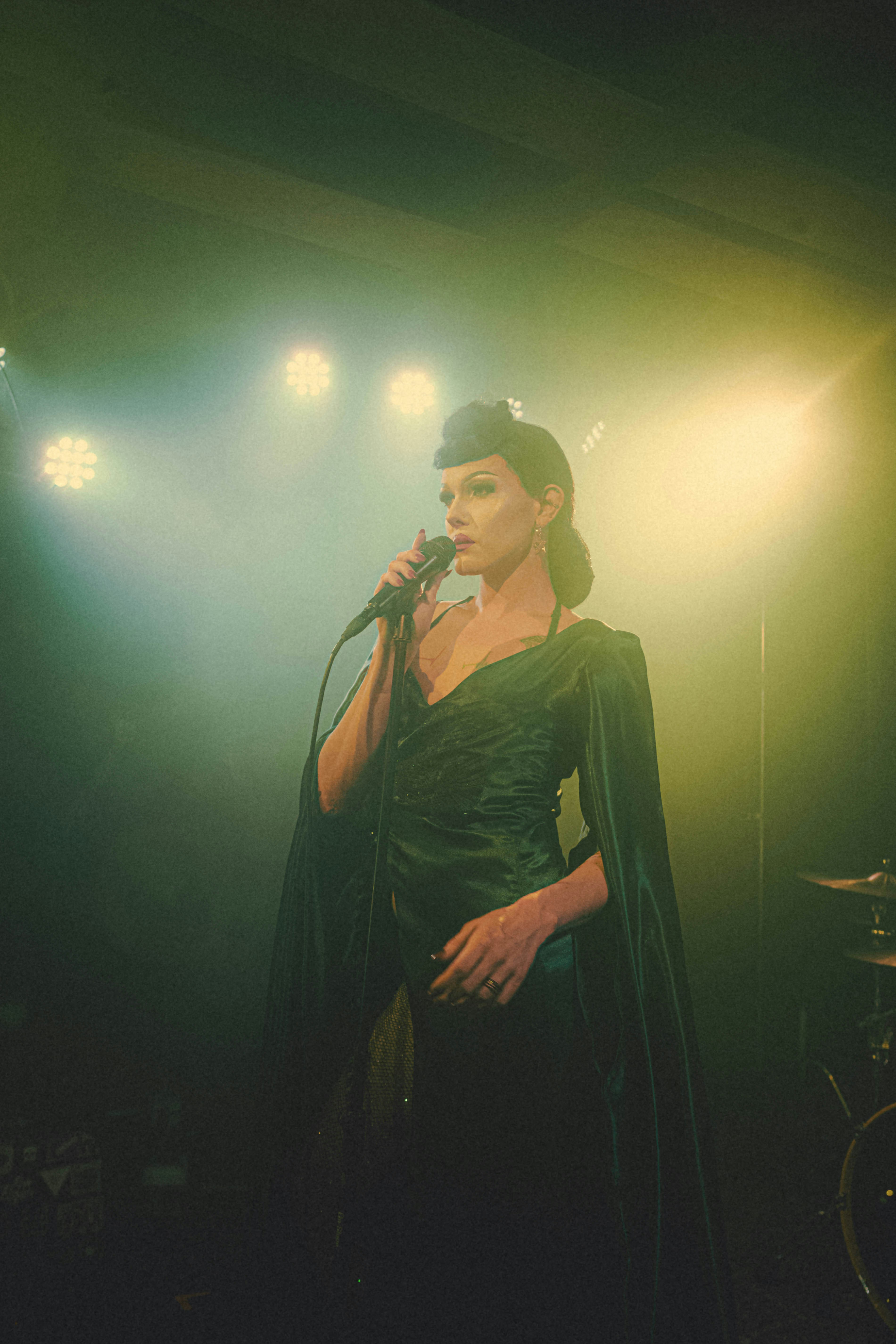 Une femme sérieuse qui parle au micro | Source : Unsplash