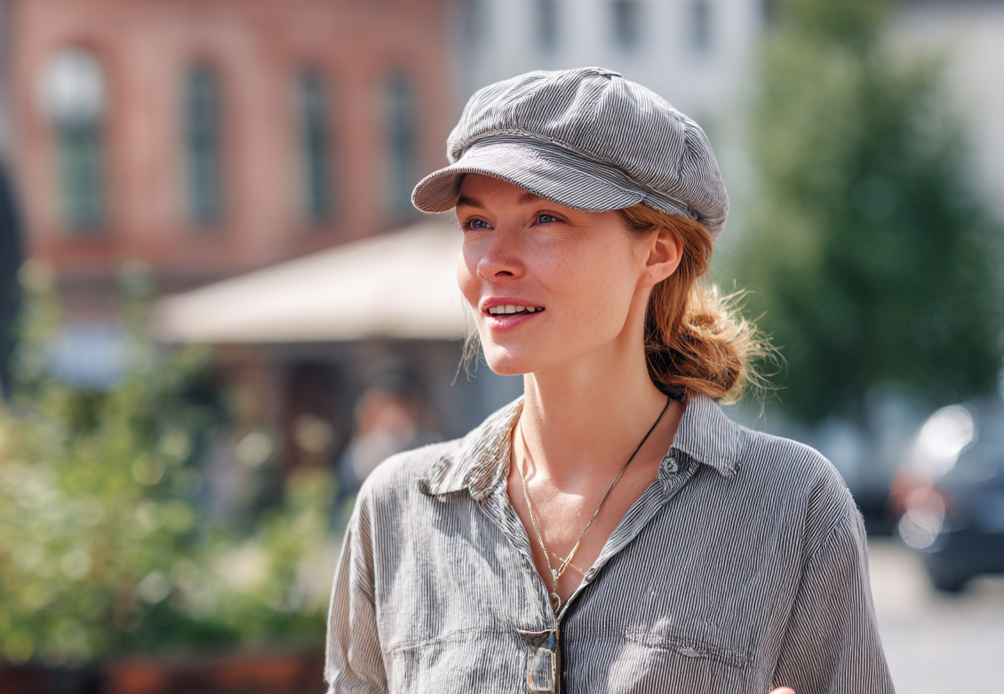 Une femme travaillant comme guide touristique | Source : Midjourney