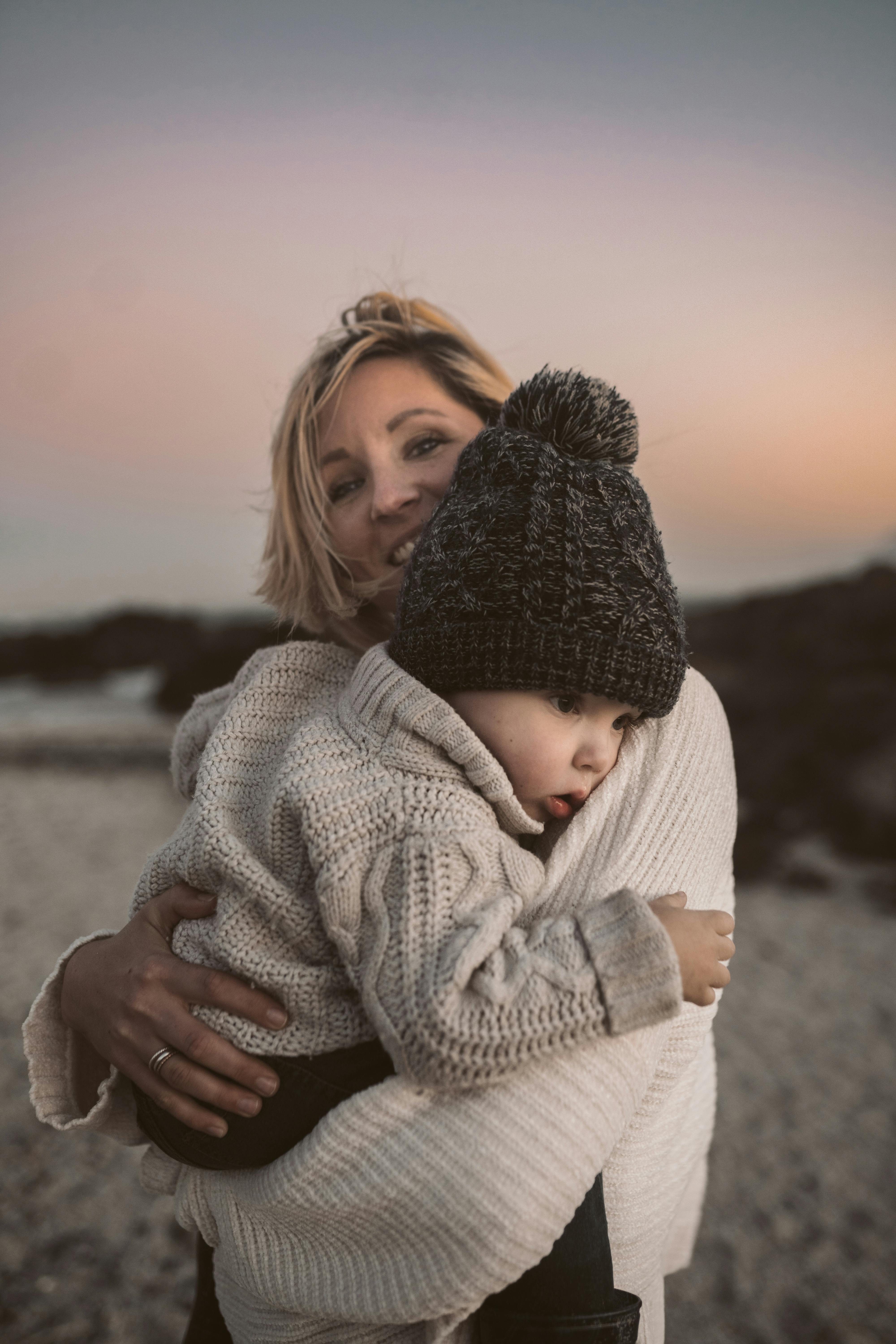 Femme et son bébé sur la plage | Source : Pexels