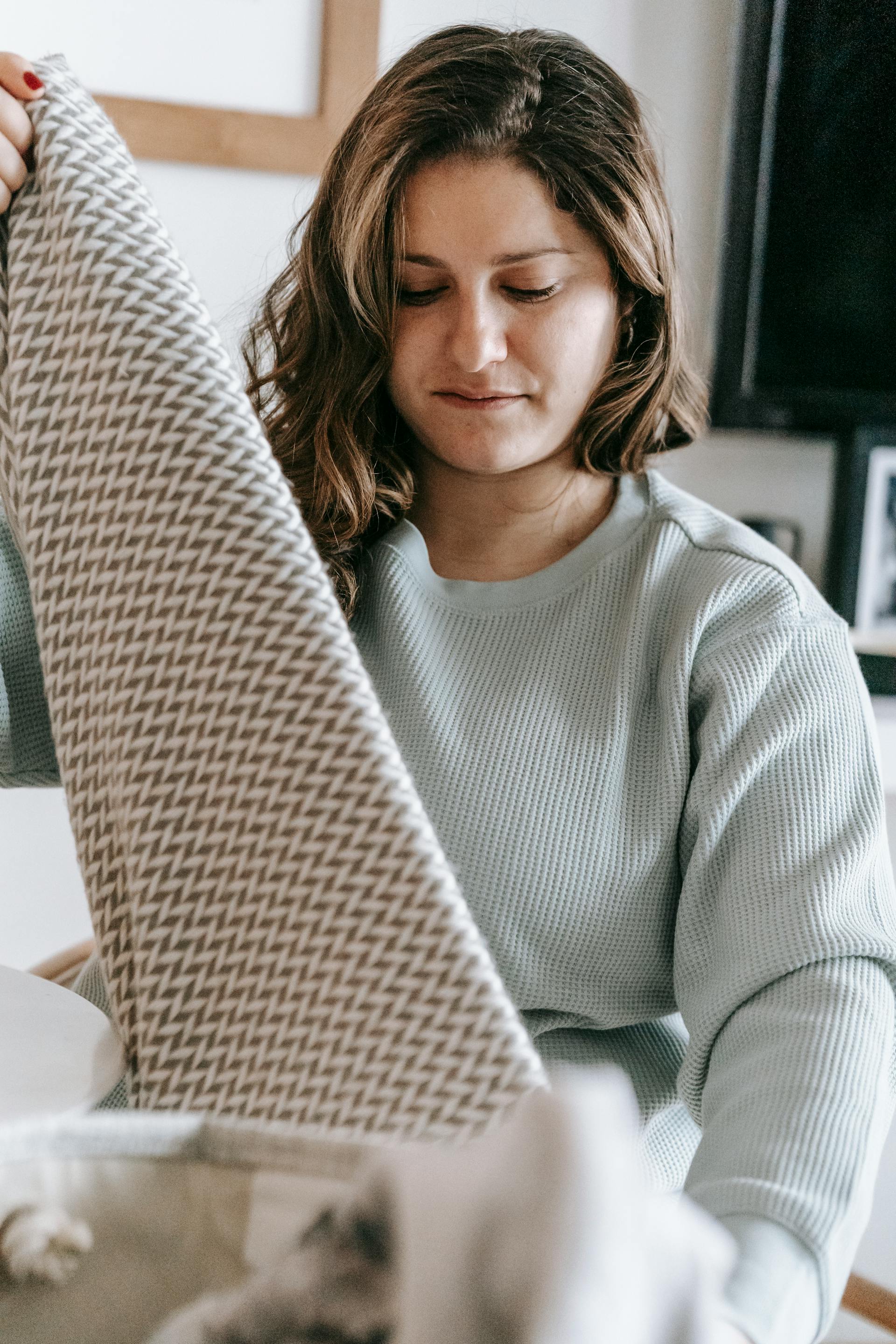 Une femme qui plie du linge | Source : Pexels