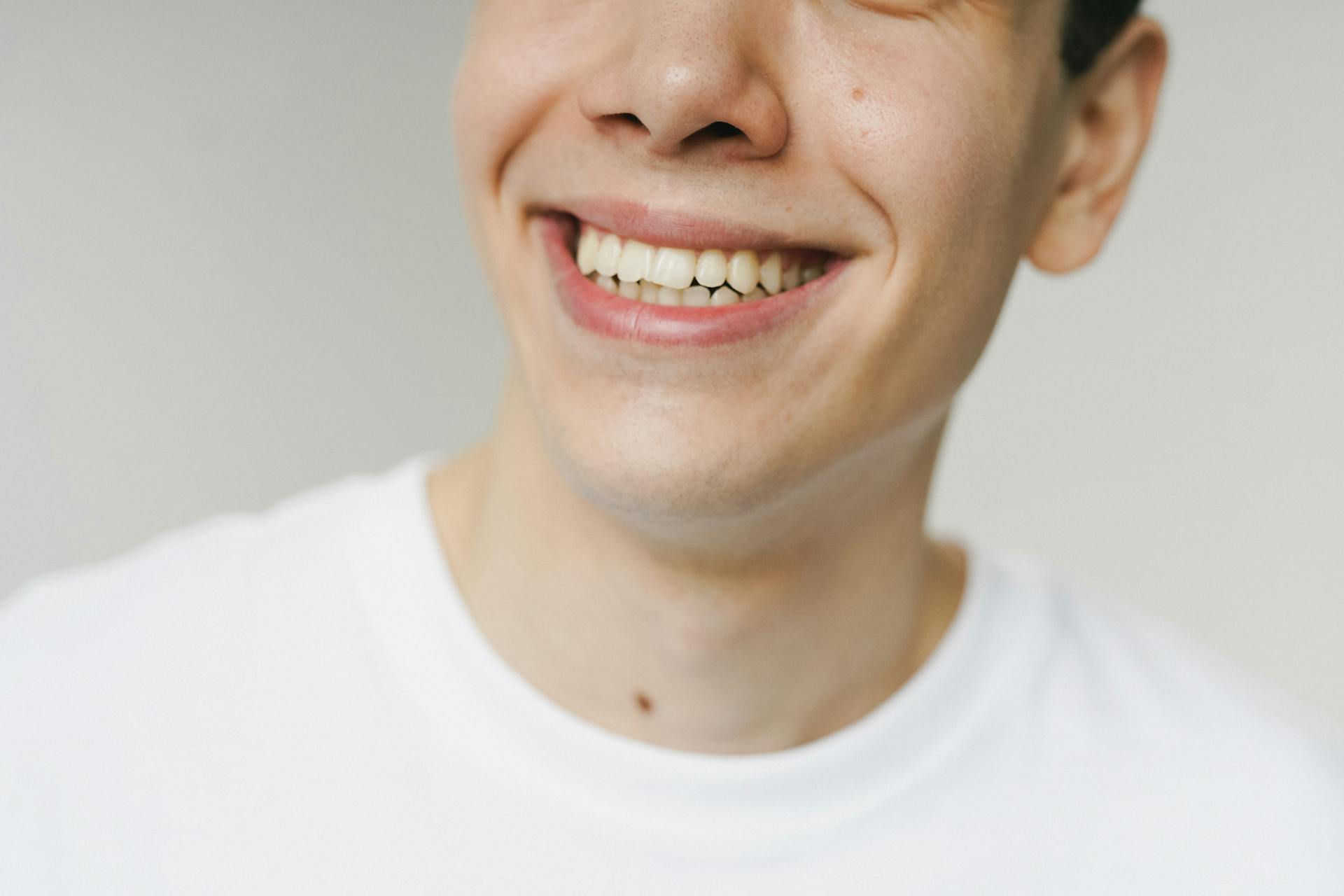 Un homme qui sourit | Source : Pexels