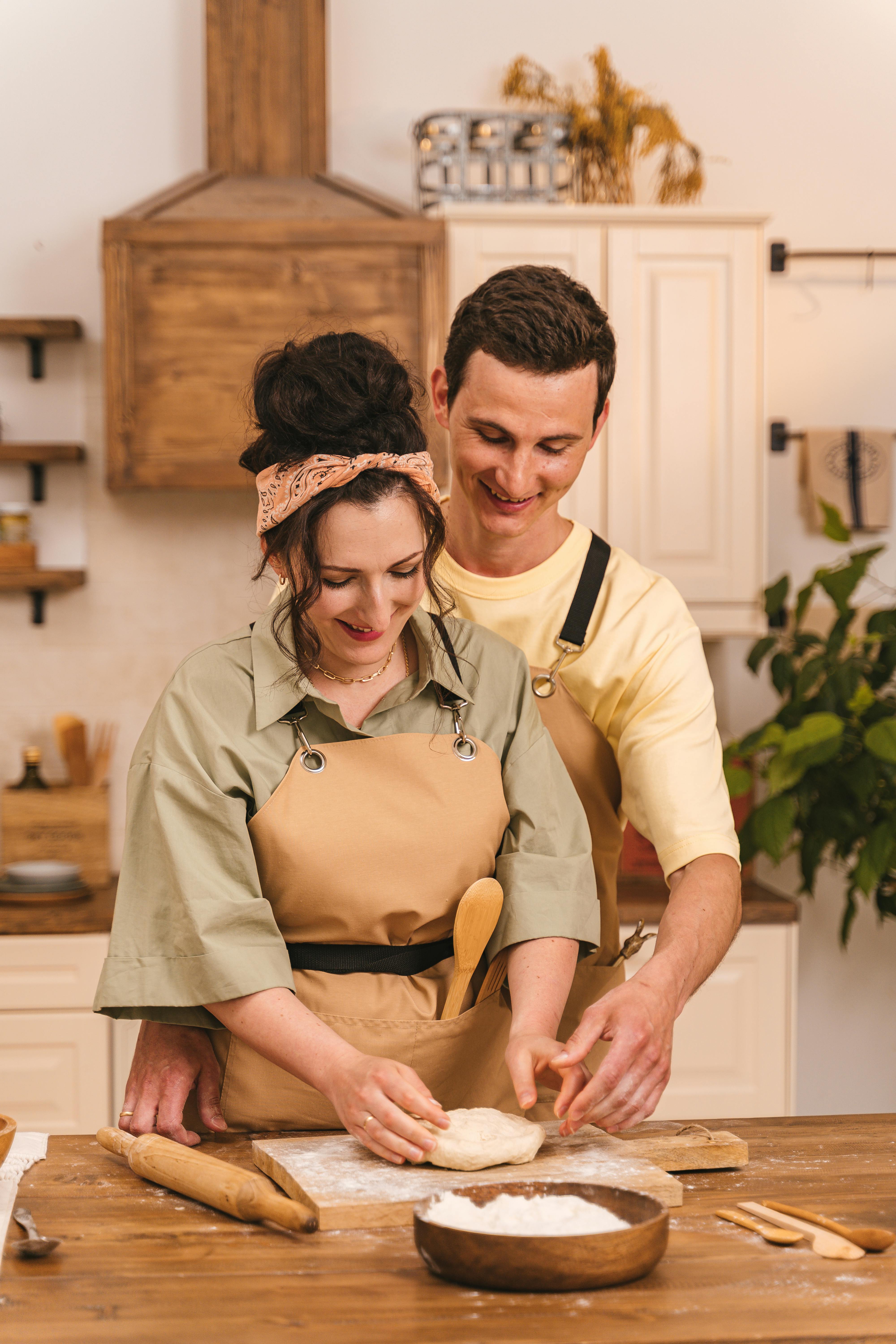 Un homme et sa femme dans la cuisine | Source : Pexels
