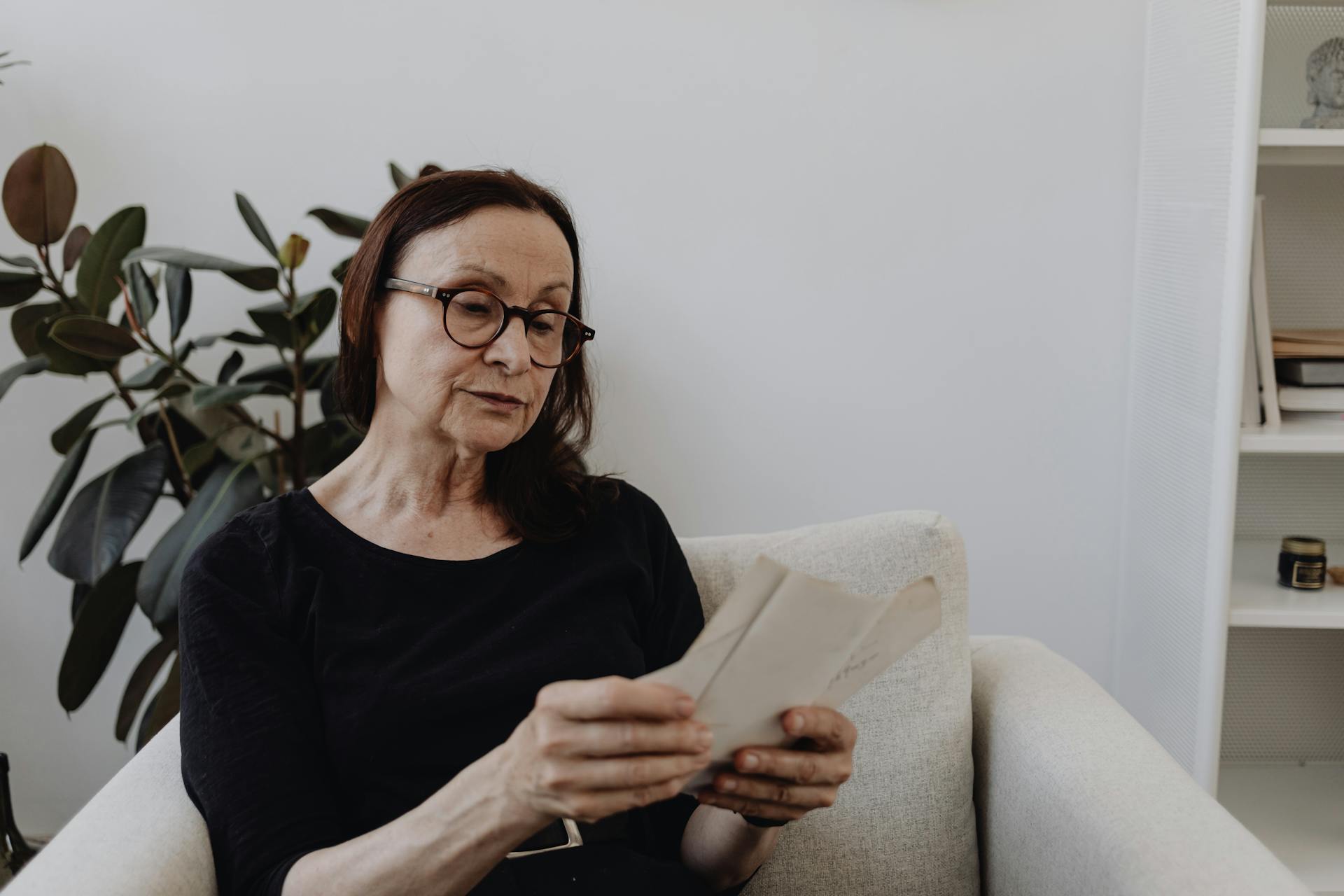 Une femme regardant longuement des photos | Source : Pexels