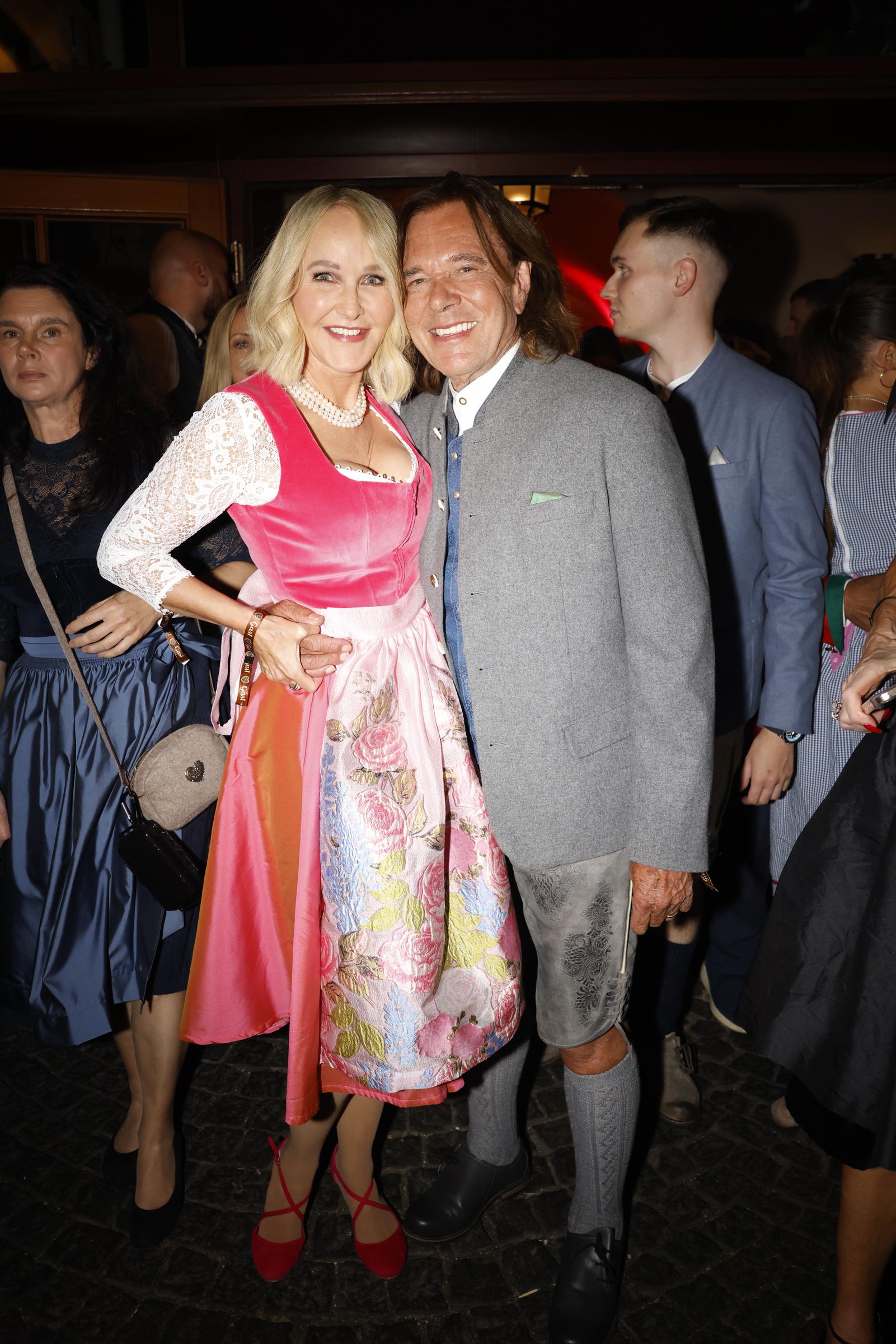 Kristina Bach et Jürgen Drews lors de la « Heidifest By Heidi Klum » à la Hofbräuhaus de Munich, le 18 septembre 2025 à Munich, en Allemagne. | Source : Getty Images