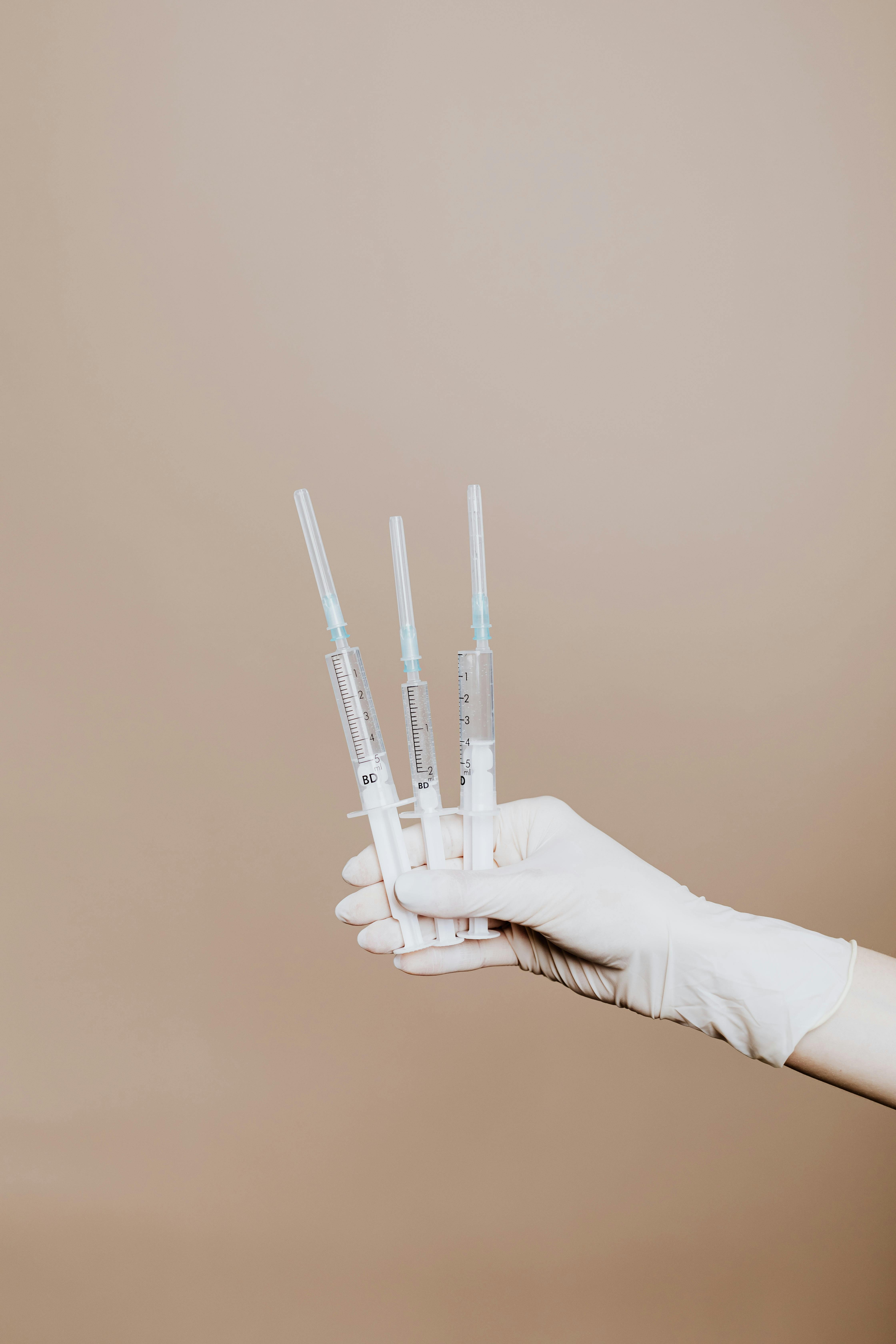 Une personne tenant trois seringues | Source : Pexels