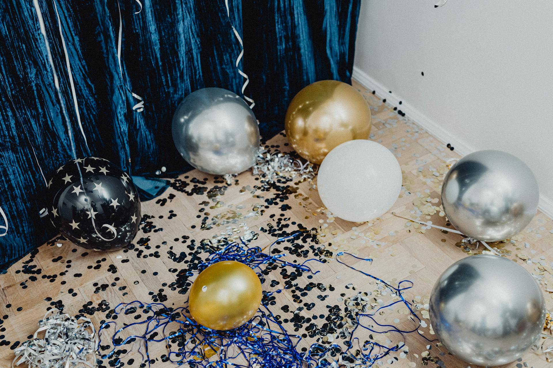 Des ballons sur un plancher | Source : Pexels