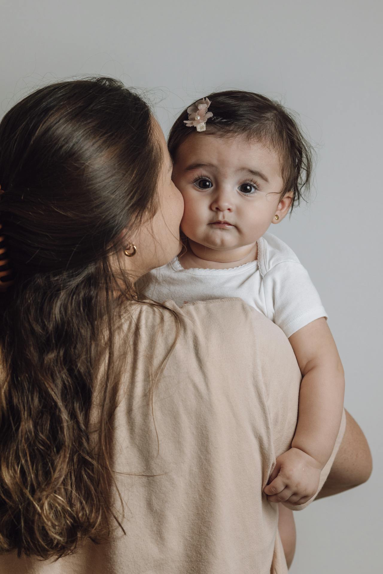 Une mère ravie portant une adorable petite fille | Source : Pexels