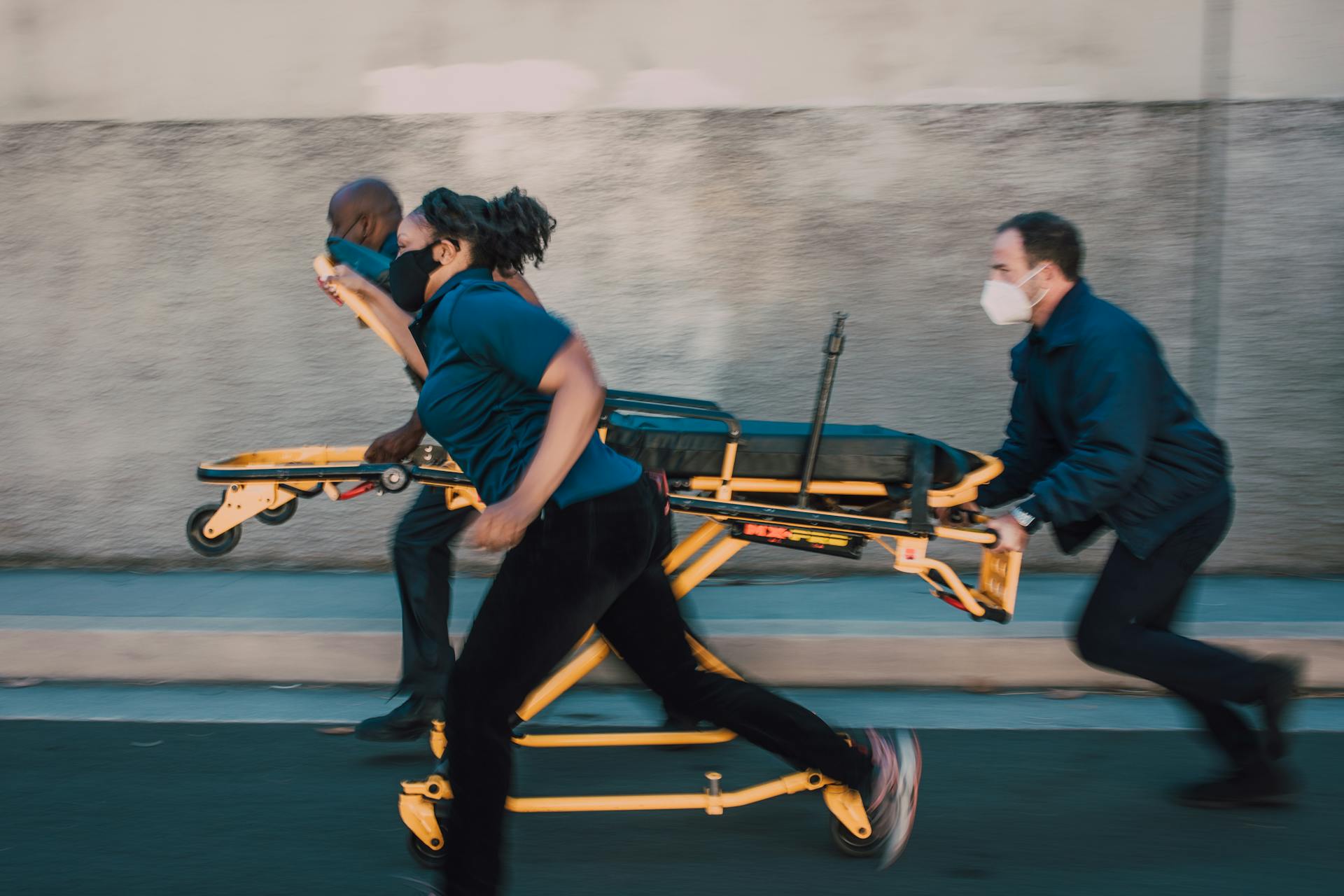 Des ambulanciers qui courent avec une civière | Source : Pexels