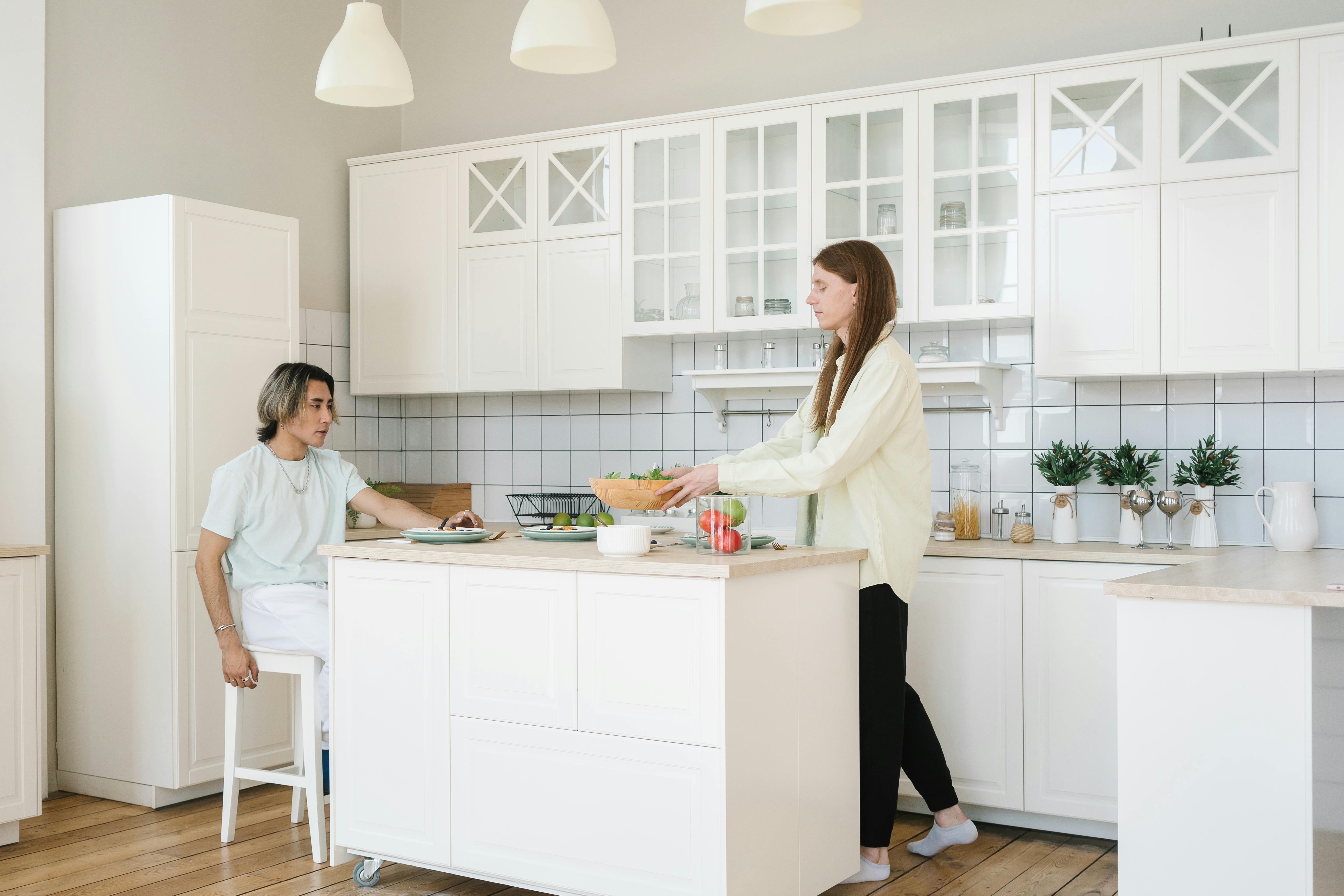 Un homme et une femme dans une cuisine | Source : Pexels