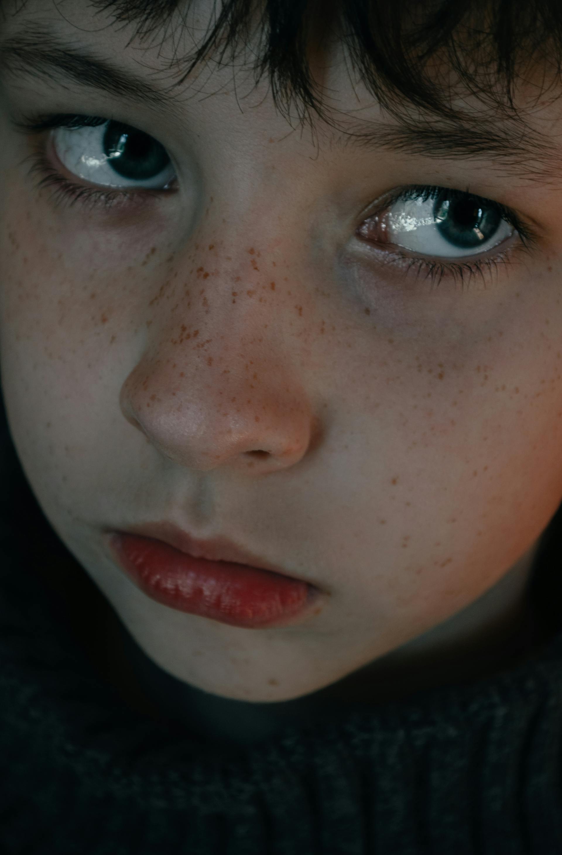 Un enfant triste avec des taches de rousseur et des yeux bleus | Source : Pexels