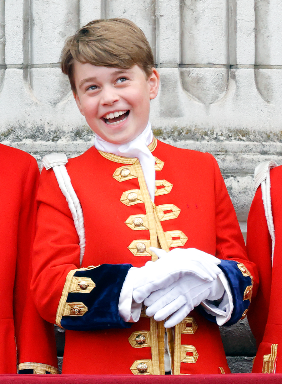 George a joué un rôle de premier plan lors du couronnement de son grand-père, le roi Charles III, le 6 mai, en tant que page d'honneur. À 9 ans, il a ensuite assisté au défilé aérien de la RAF depuis le palais de Buckingham, ce qui l'a placé au cœur de l'un des événements les plus marquants de la famille royale.