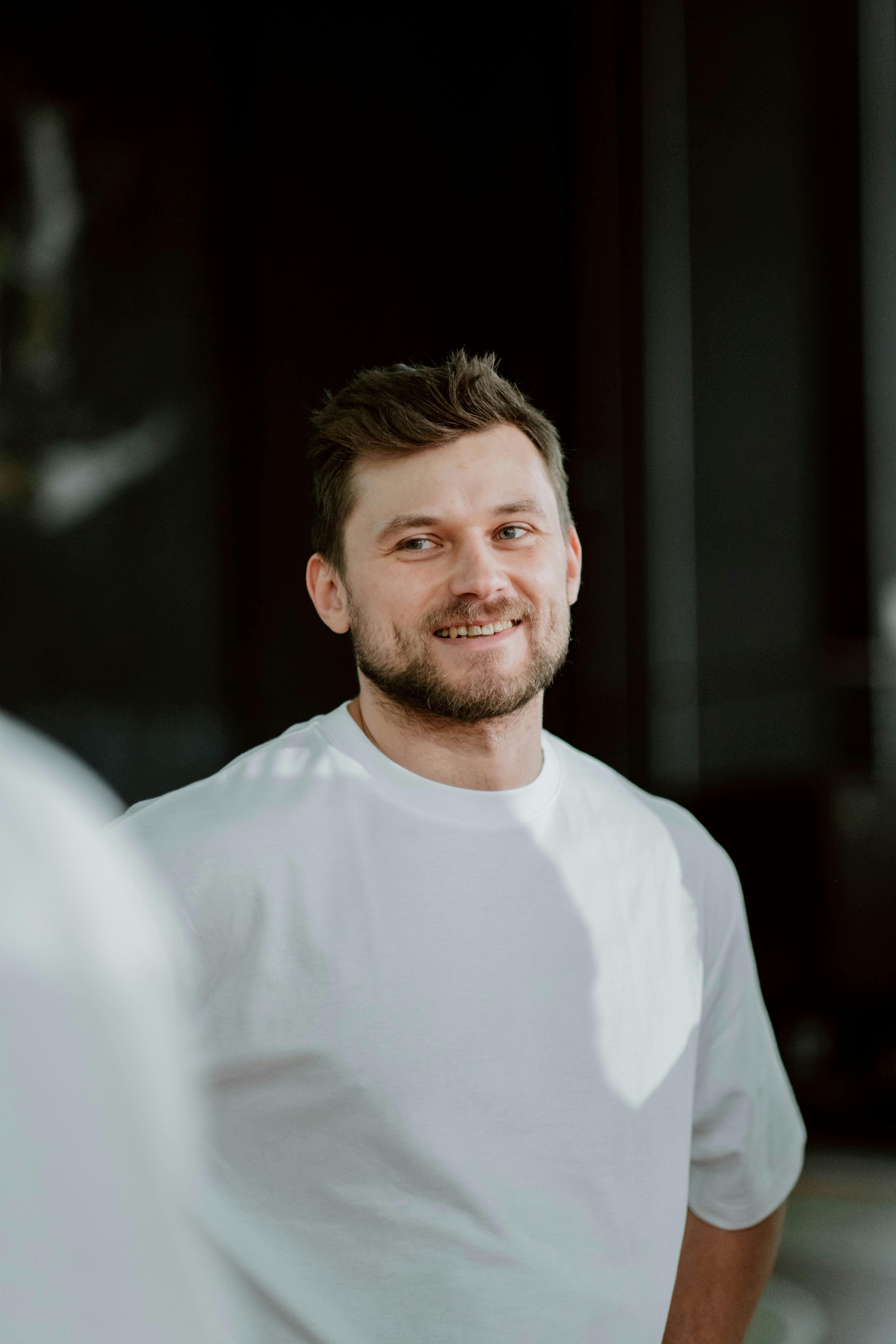 Un homme qui sourit | Source : Pexels