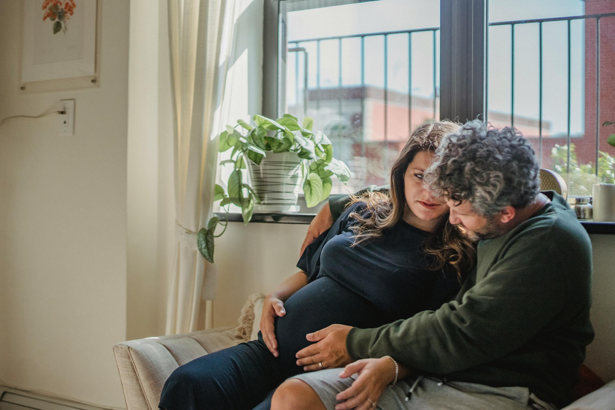 Un couple assis ensemble | Source : Pexels