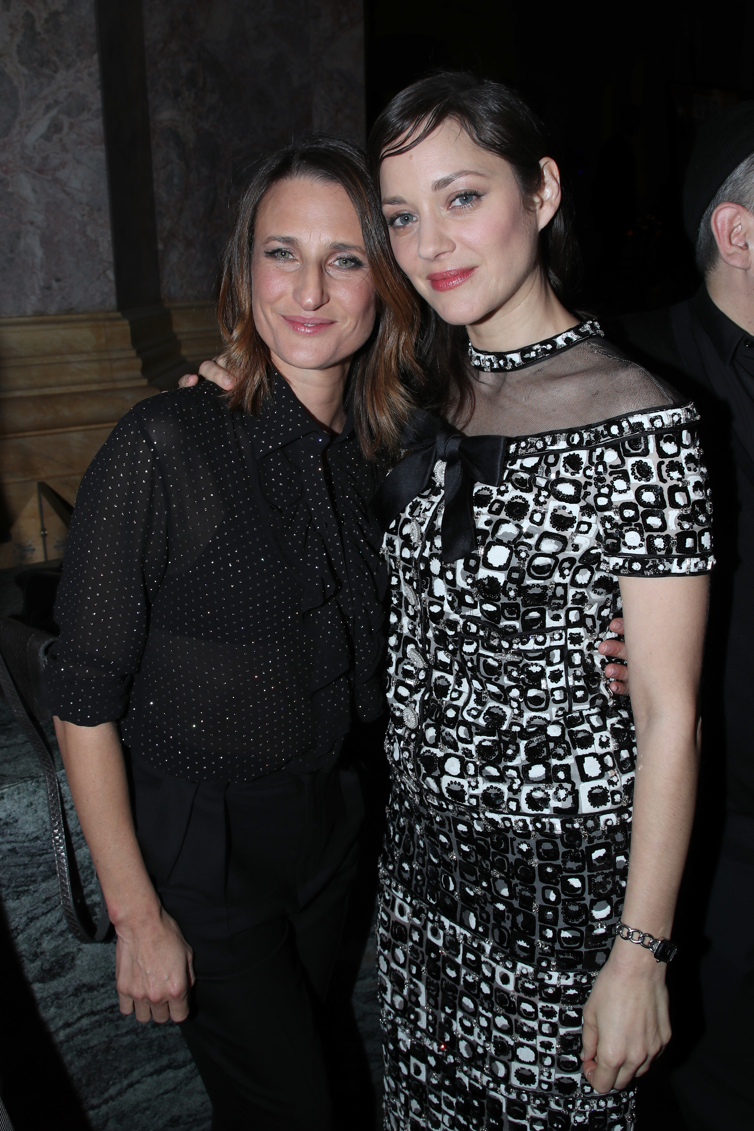 Camille Cottin et Marion Cotillard assistent au Photocall "César - Révélations 2020" au Petit Palais le 13 janvier 2020 à Paris, France I Source : Getty Images