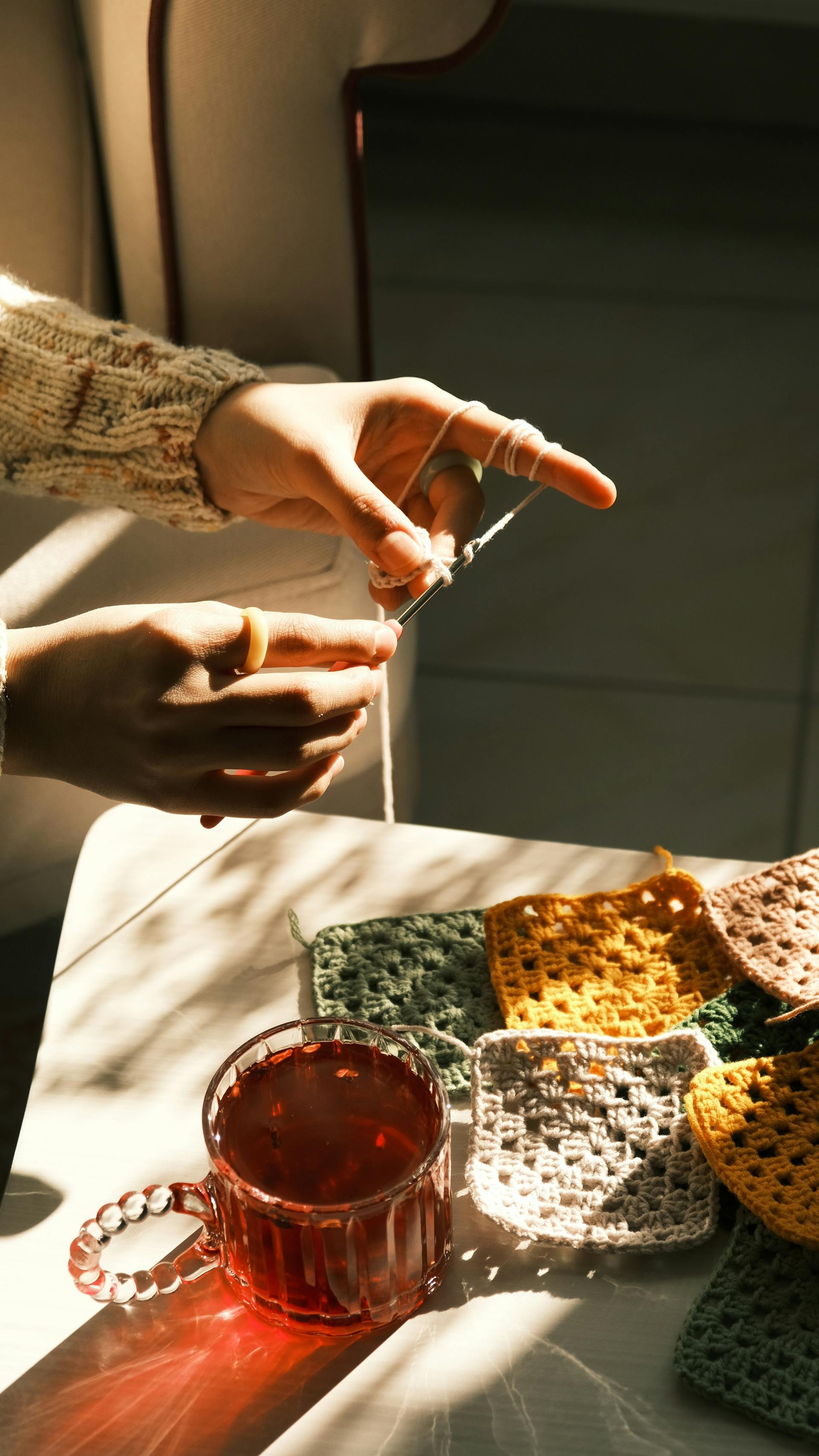 Une femme crochetant un granny square | Source : Pexels