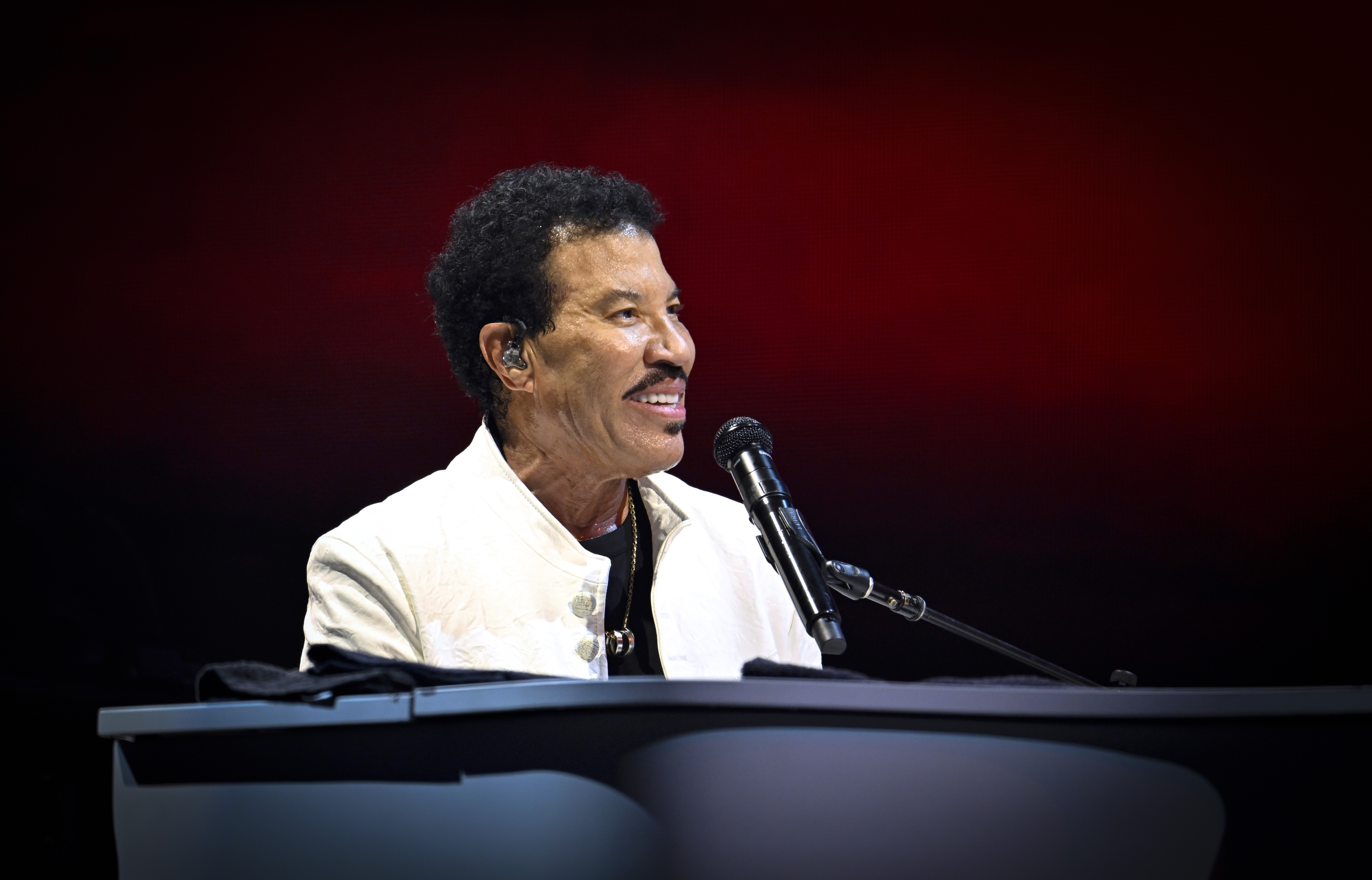 Richie se produit lors du concert d'ouverture de sa tournée à Belfast en mai 2025. Plus d'un an plus tard, il a raconté au public du Muny qu'il était retourné chez son médecin pour avoir des réponses et qu'il avait appris qu'il souffrait de déshydratation. | Source : Getty Images