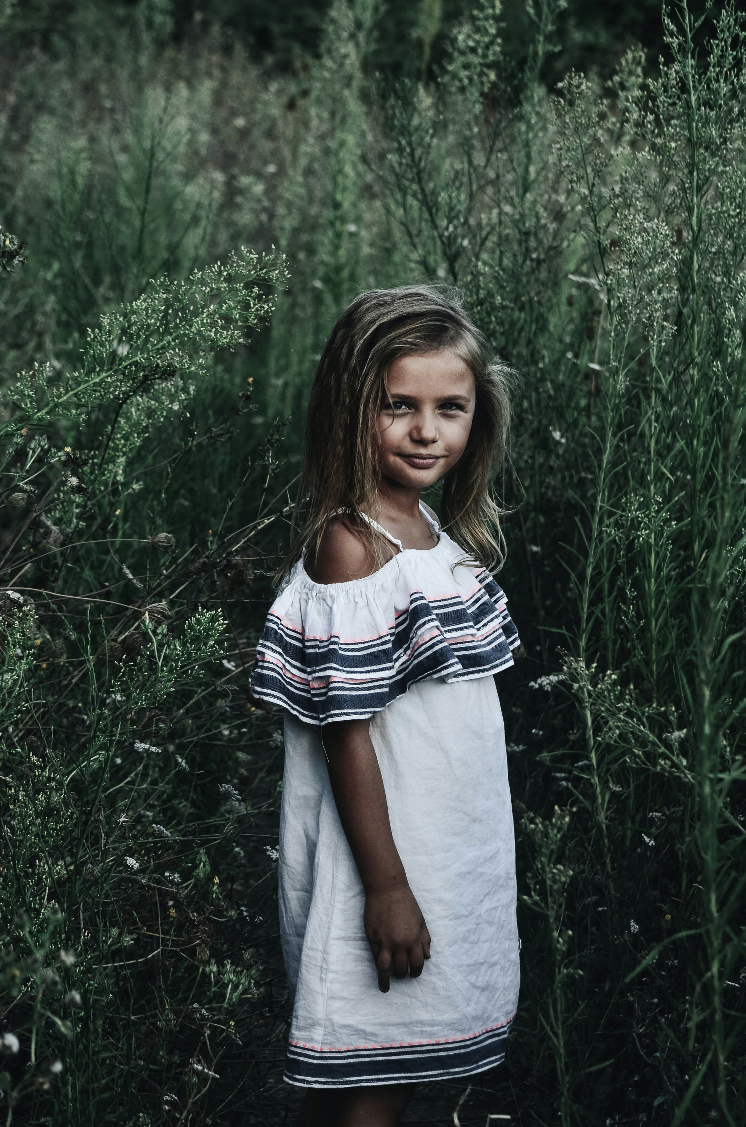 Une petite fille souriante | Source : Unsplash