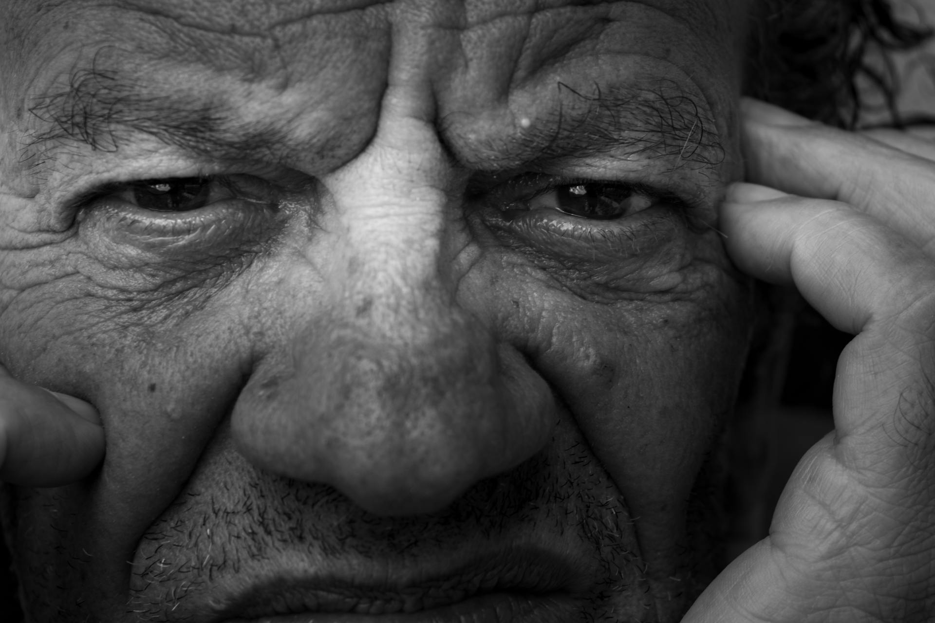 Gros plan sur le visage d'un homme à l'air furieux | Source : Pexels