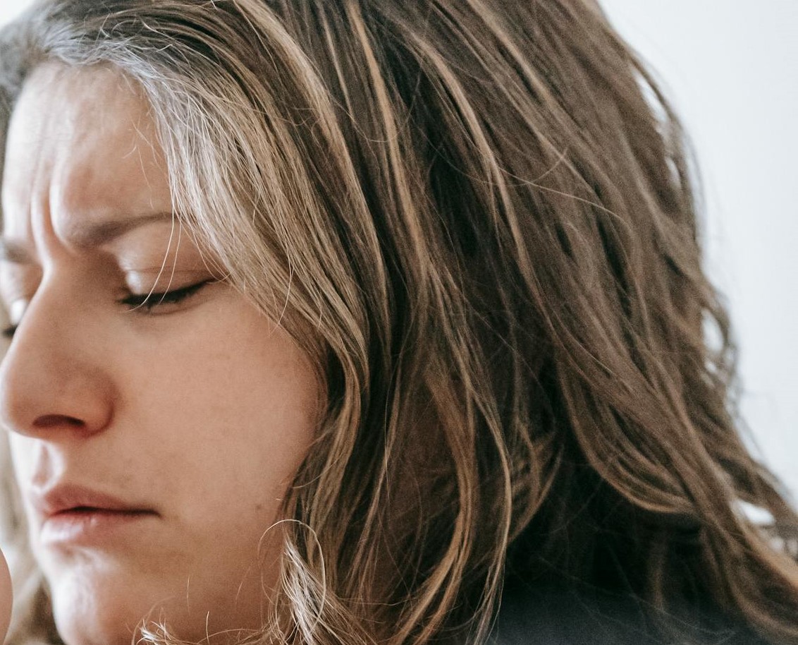 Une femme qui se tortille de douleur | Source : Pexels