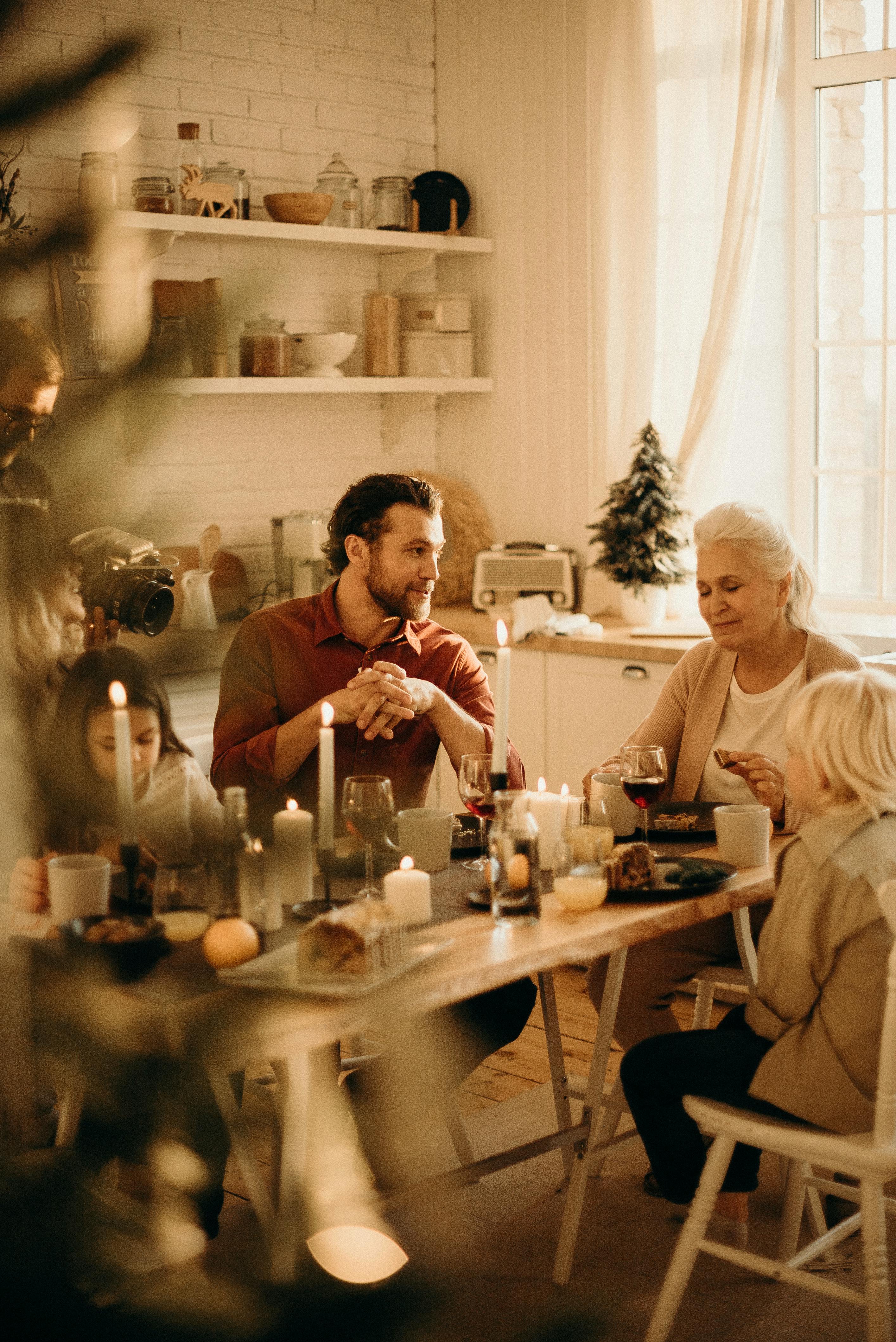 Des personnes assises autour d'une table de dîner | Source : Pexels