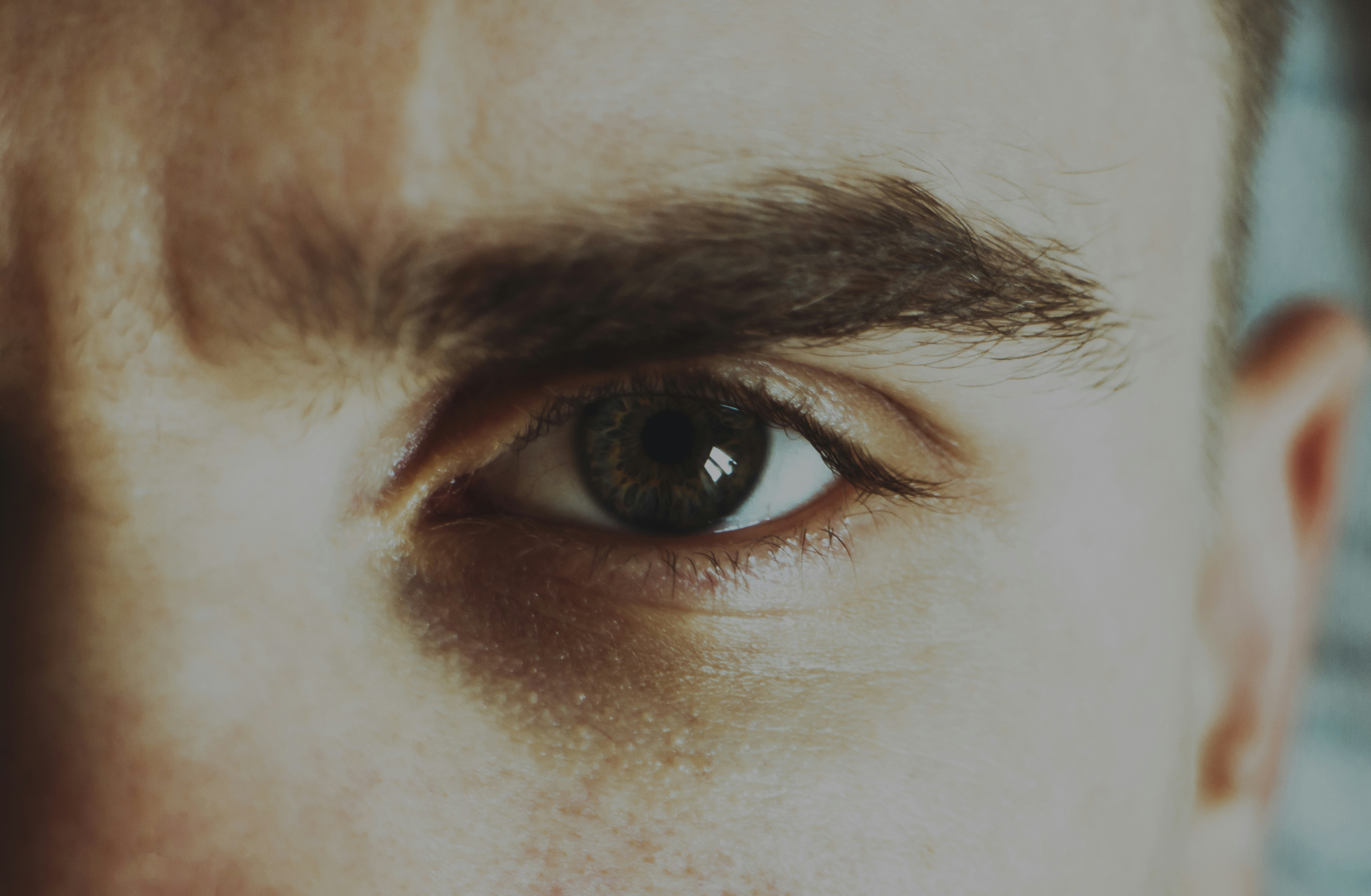 Gros plan sur l'œil d'un homme en colère | Source : Unsplash