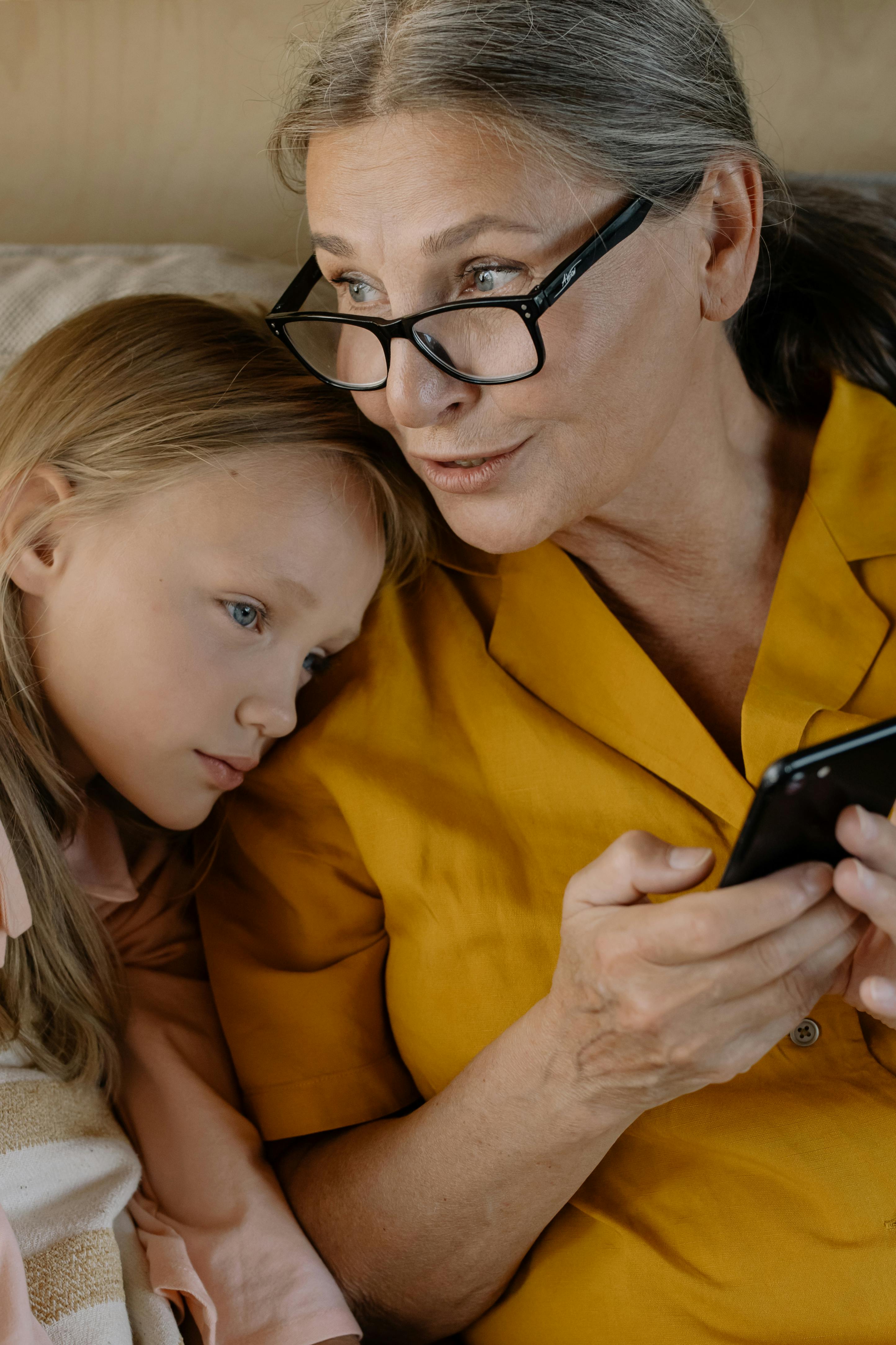 Une grand-mère et sa petite-fille | Source : Pexels