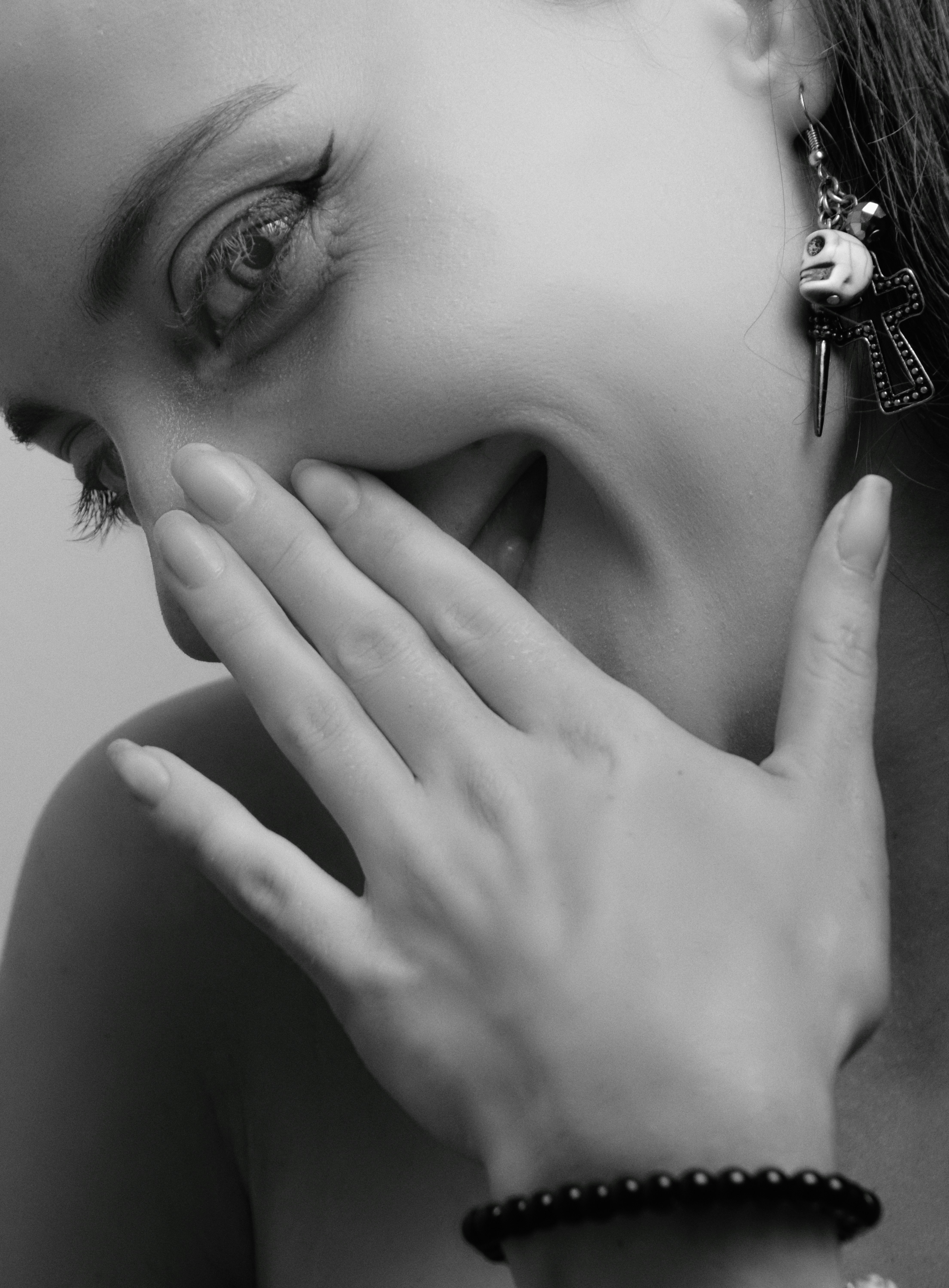 Une femme qui rit avec sa main près de sa bouche | Source : Unsplash