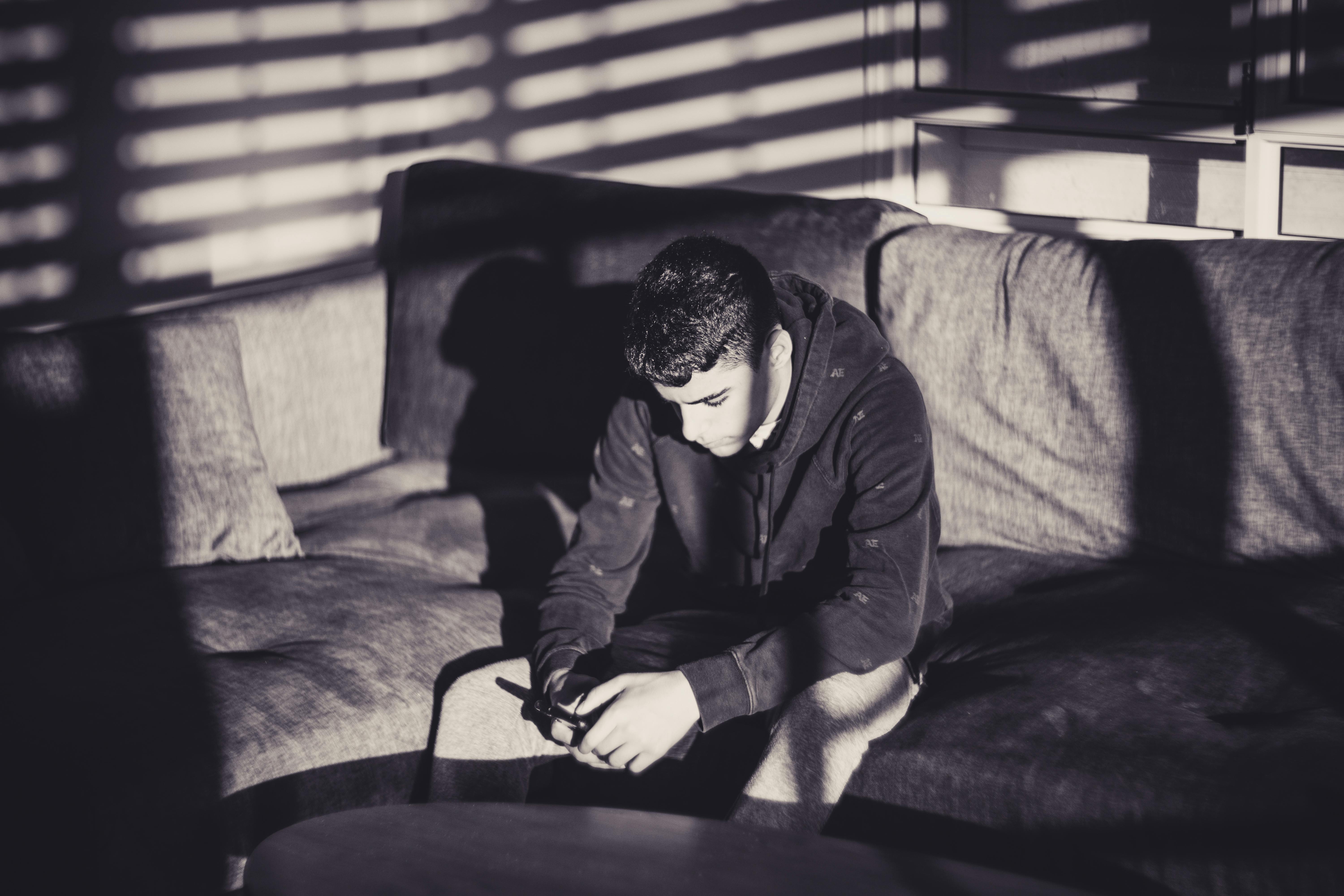 Un homme triste qui regarde son téléphone | Source : Pexels