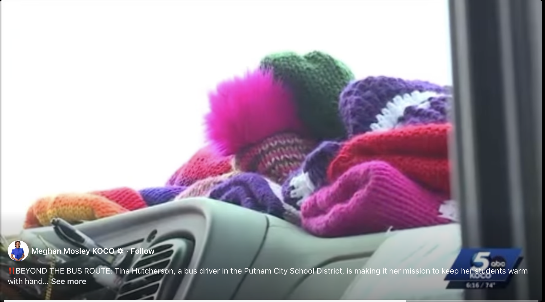 Un gros plan des bonnets tricotés par Tina Hutcherson, daté du 19 novembre 2025 | Source : Facebook/meghanmosleykoco