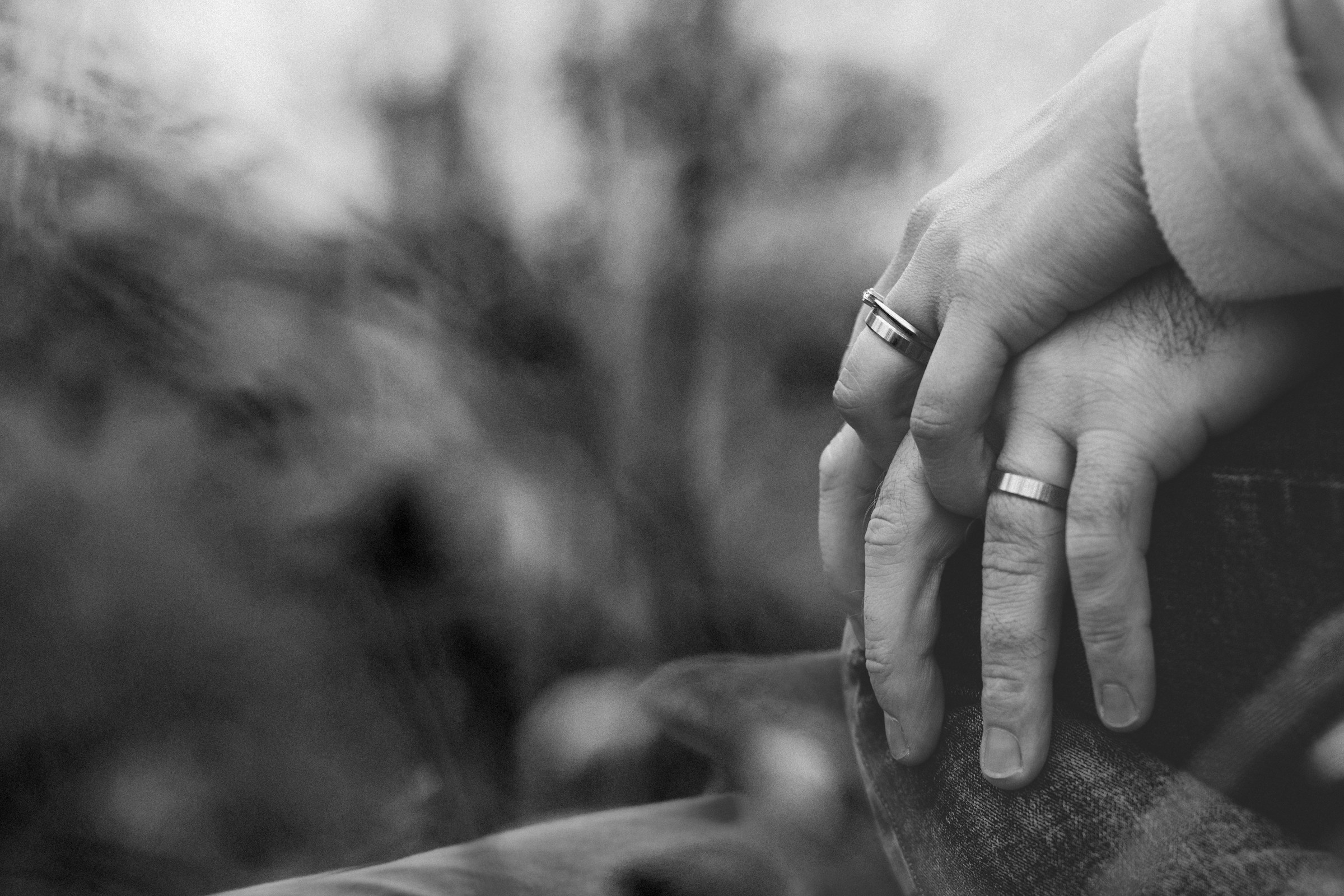 Un couple marié se tenant par la main | Source : Unsplash