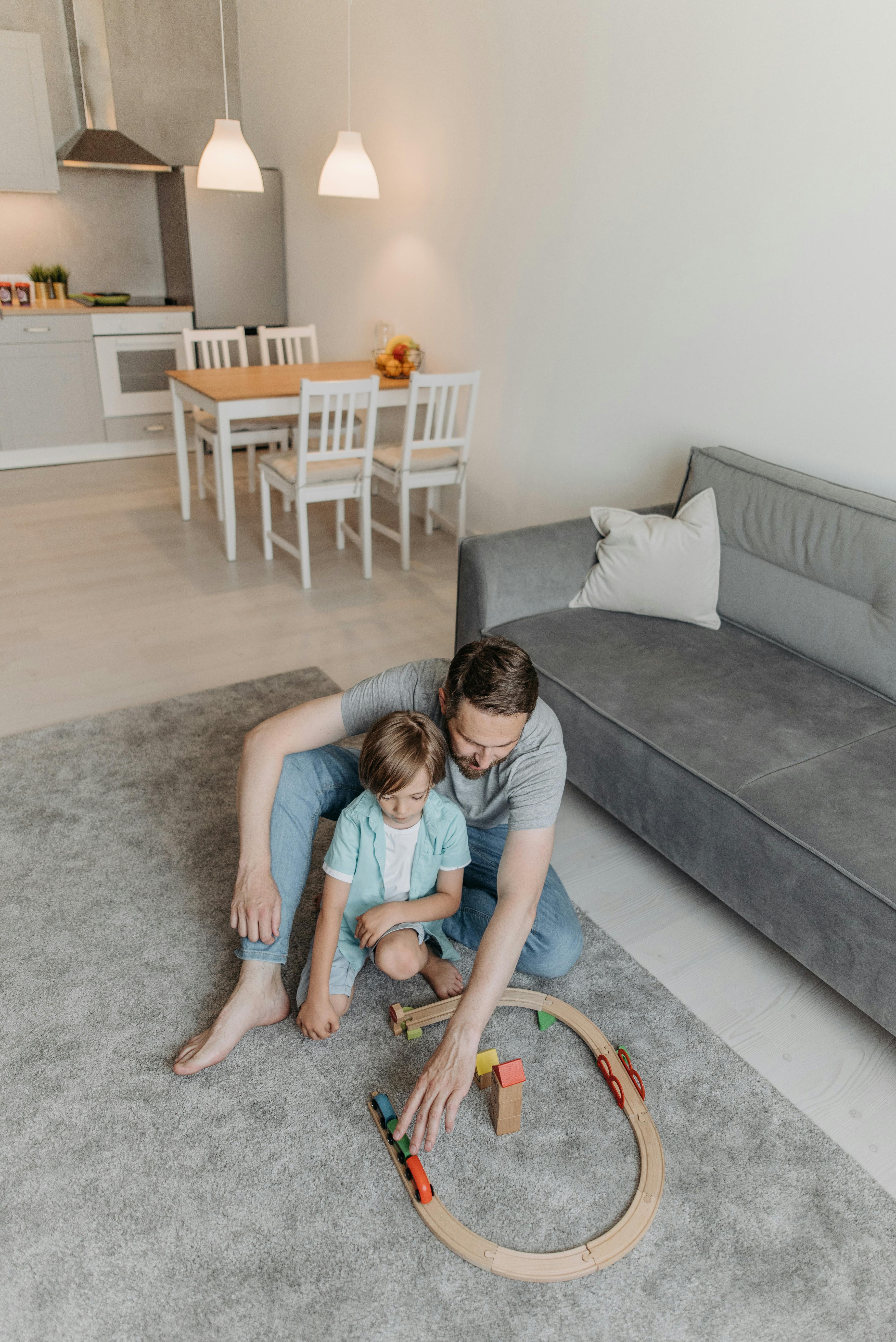 Un père et son fils en train de jouer | Source : Pexels