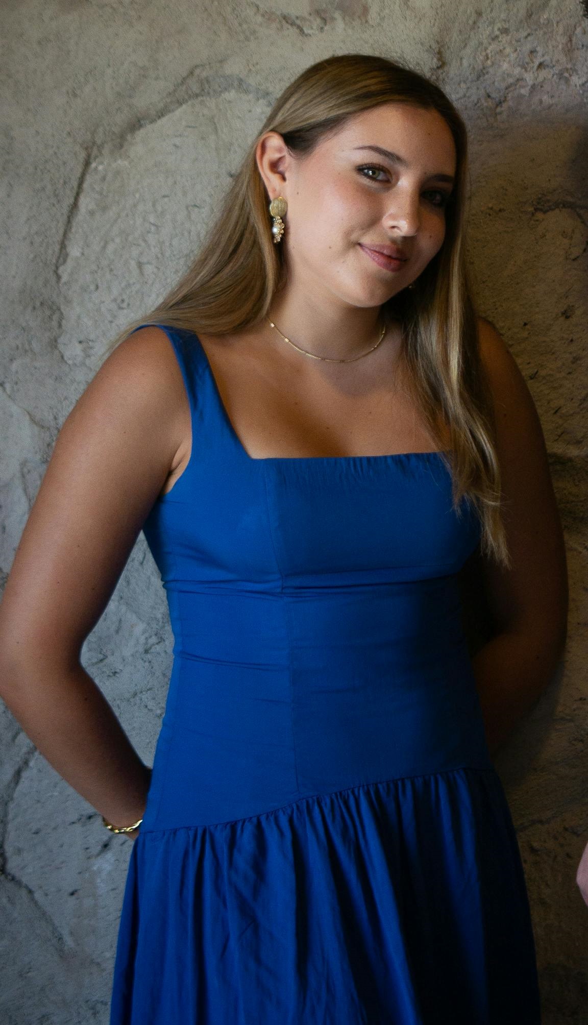 Une jeune femme souriante en robe bleue | Source : Pexels