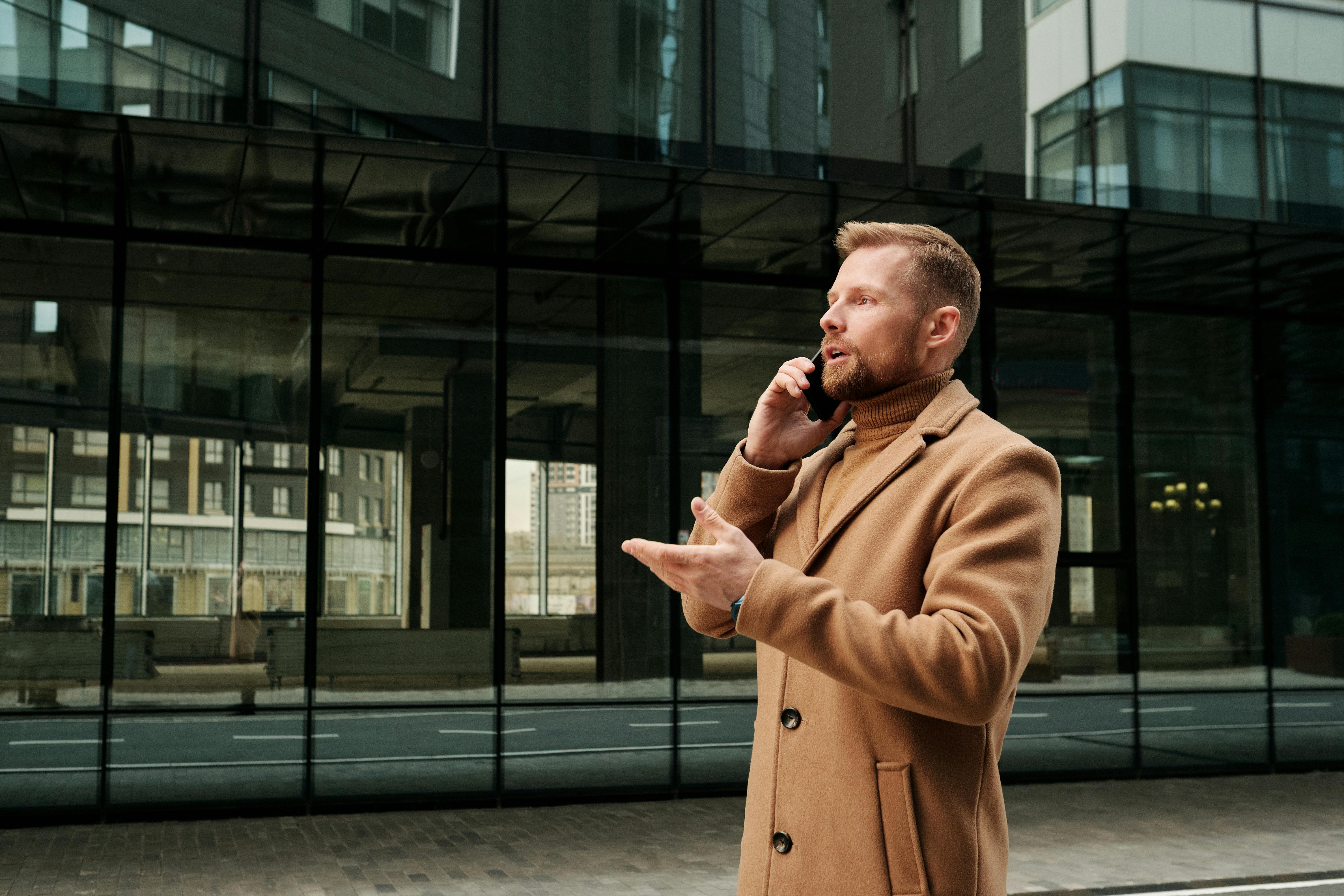 Un homme stressé lors d'un appel | Source : Pexels