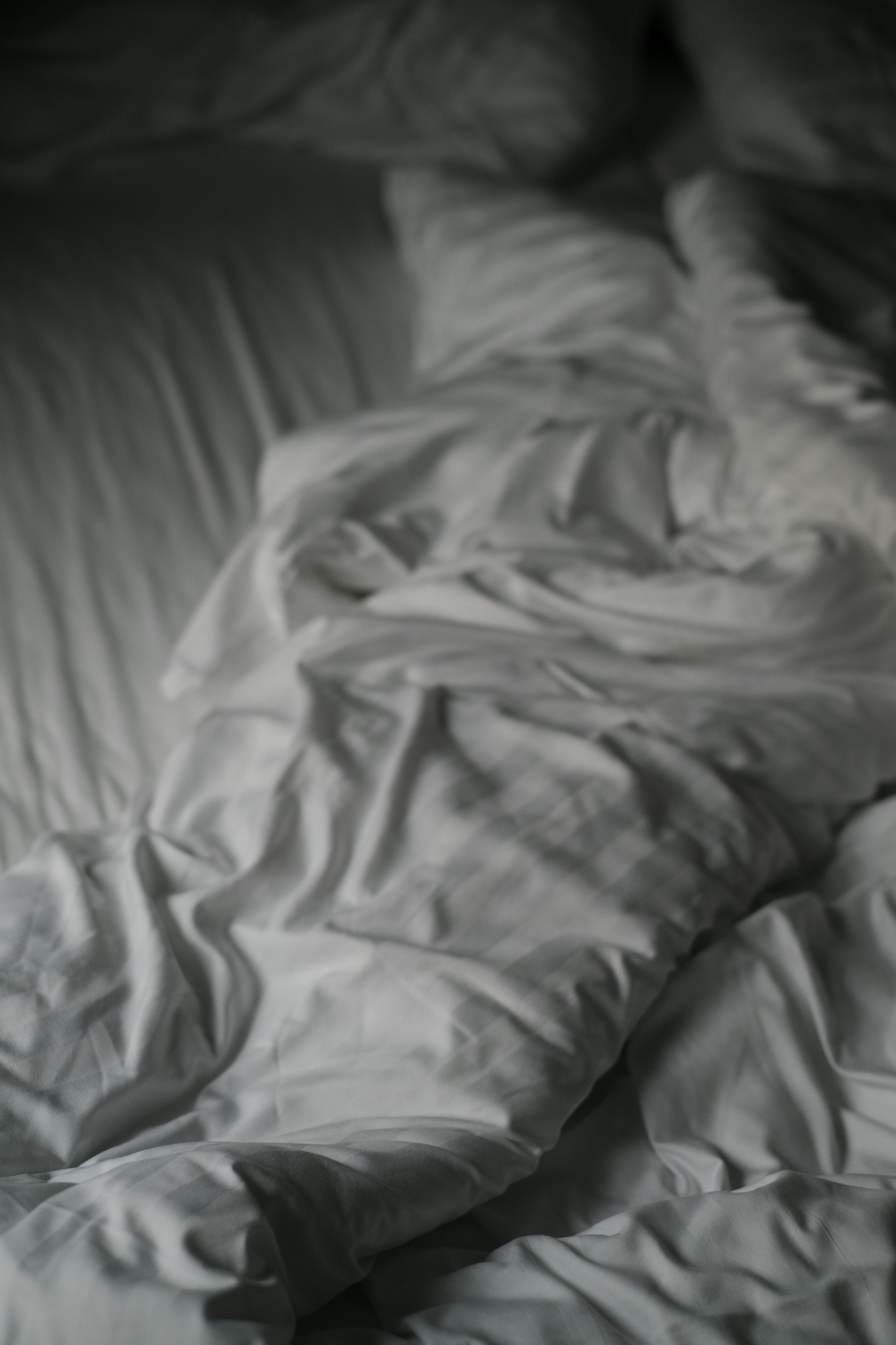 Une couette blanche sur un lit | Source : Pexels