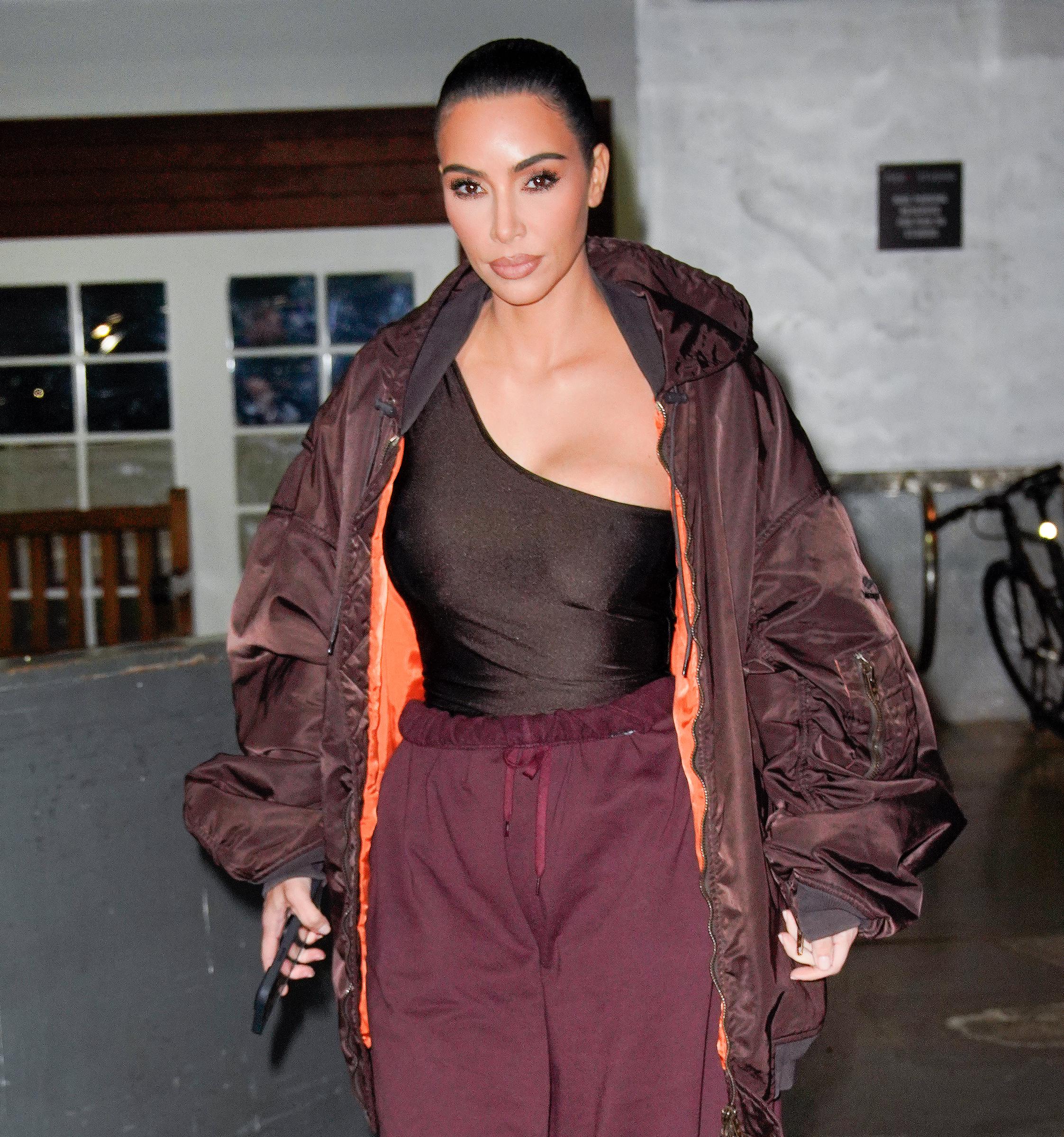 Kim Kardashian, 41 ans, quitte son hôtel le 3 novembre 2021 à New York. Son visage affiche une extrême douceur et une grande fermeté au niveau du front et des joues, sans aucune ride d'expression visible autour des yeux ou de la bouche.