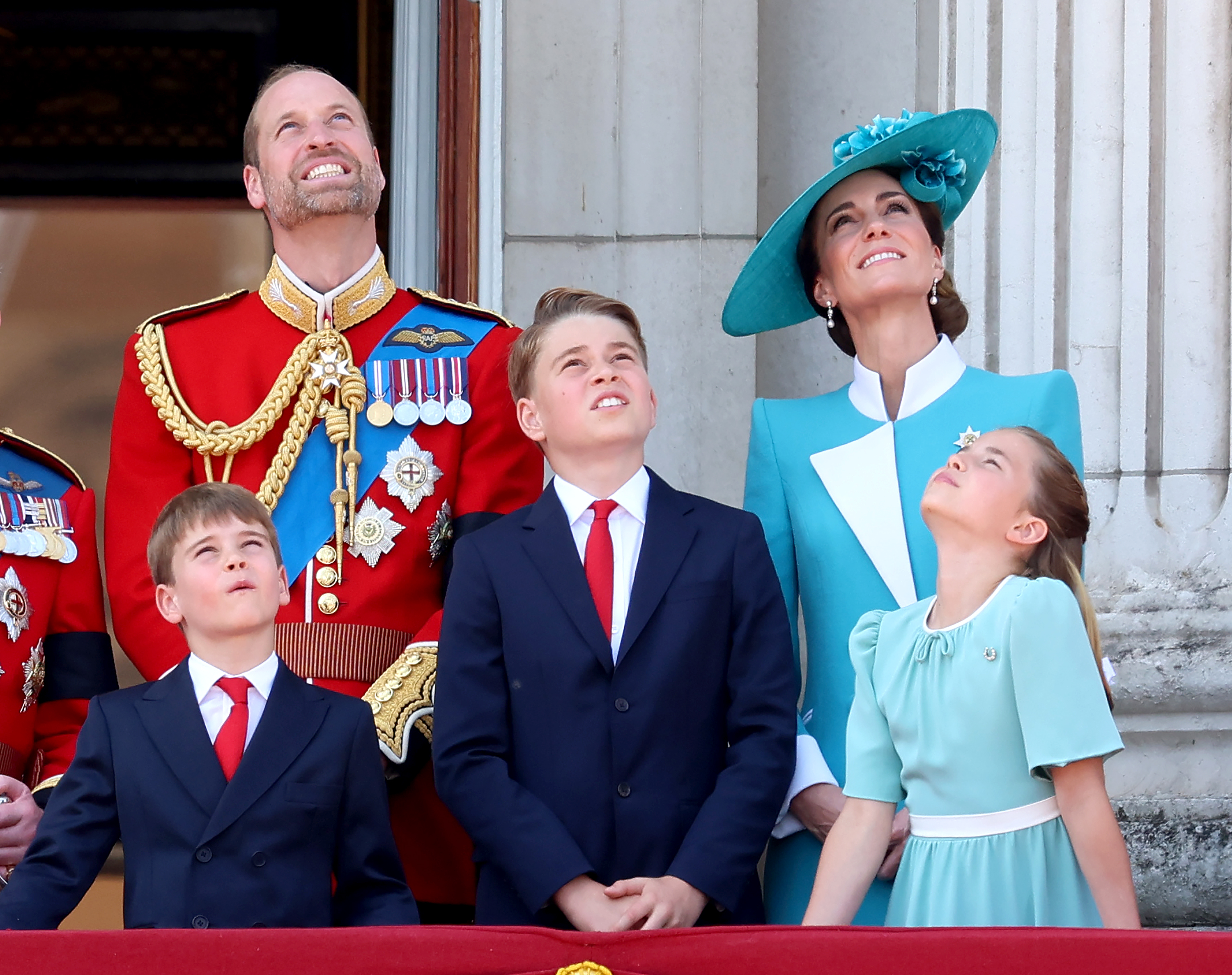Le prince William, le prince George, la princesse Charlotte et la princesse Catherine lèvent les yeux au ciel alors qu'ils assistent au défilé aérien de la RAF depuis le balcon du palais de Buckingham.