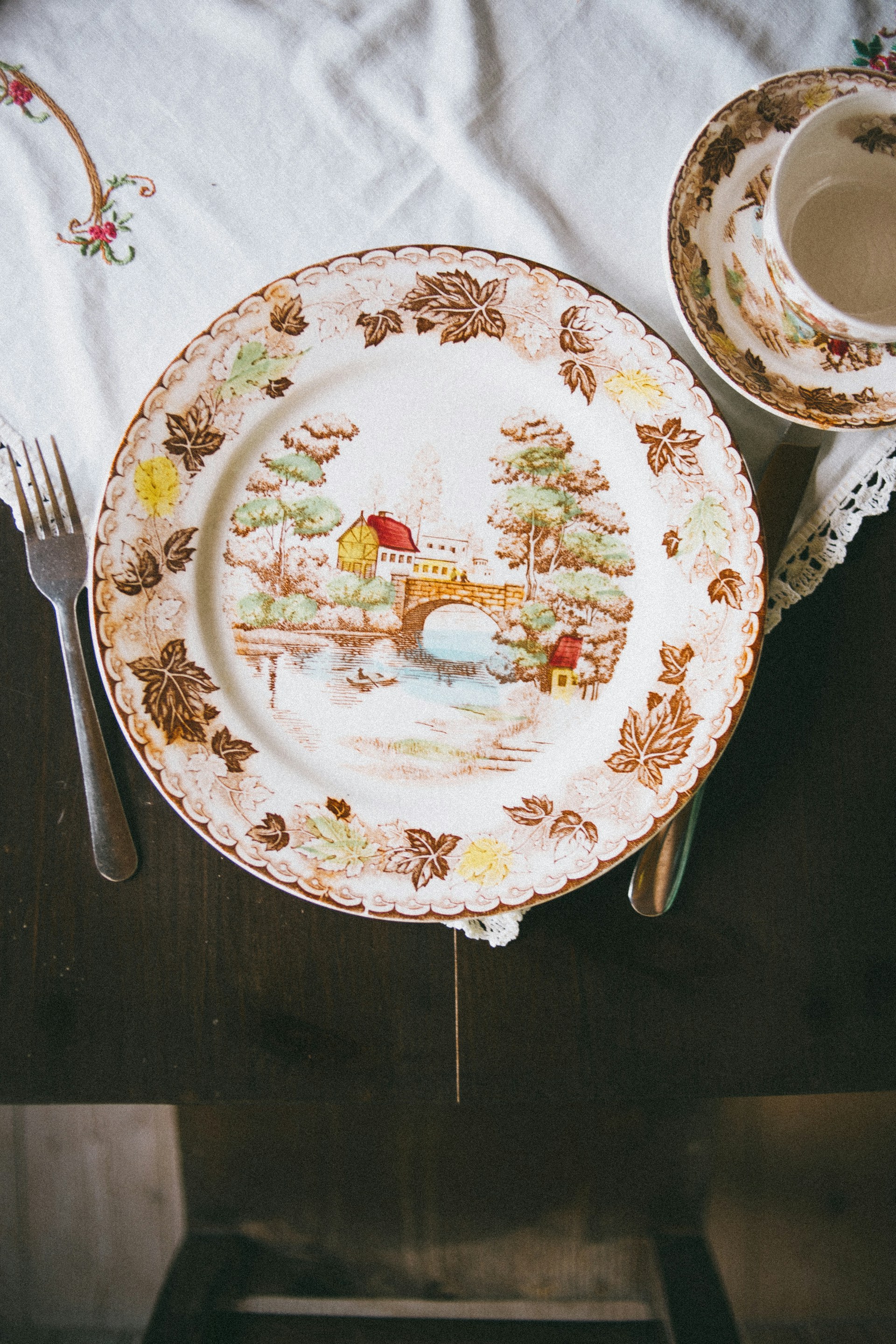 Vaisselle à motifs sur une table | Source : Unsplash