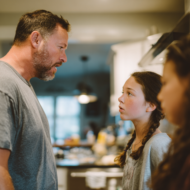 Père et fille se disputant sous le regard de la mère | Source : Midjourney