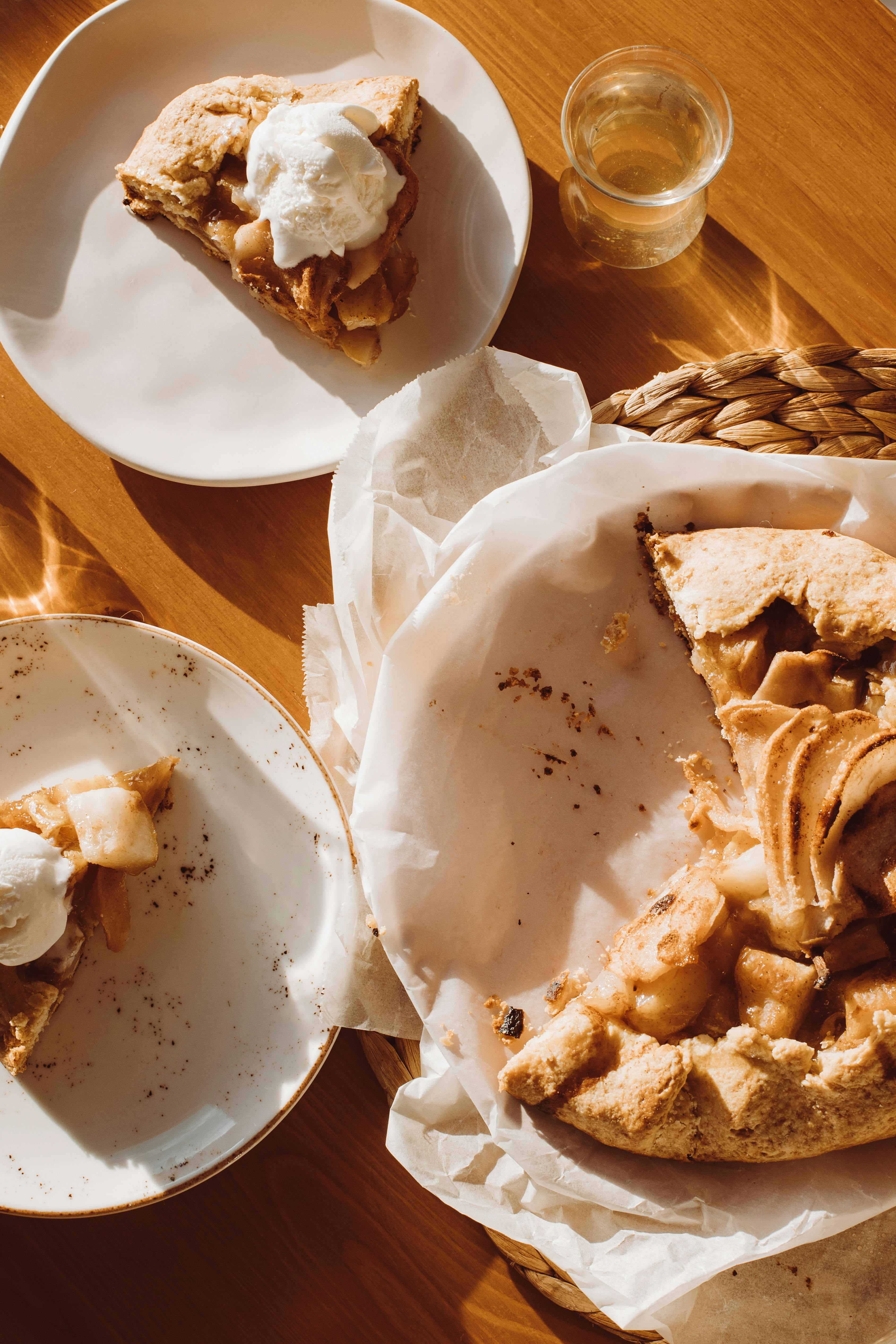 Délicieuse tarte aux pommes sur une table | Source : Pexels