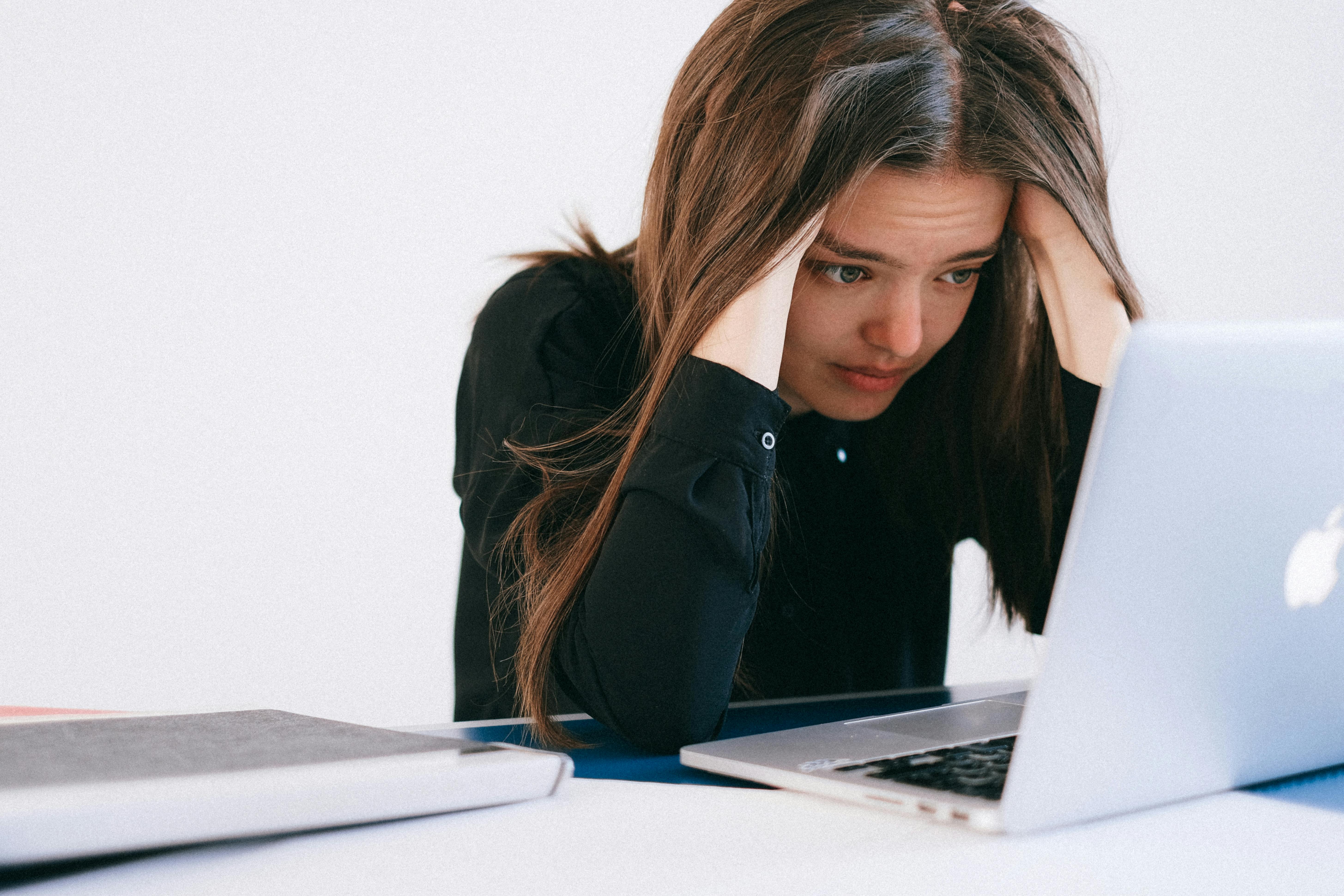 Femme stressée regardant son ordinateur portable | Source : Pexels