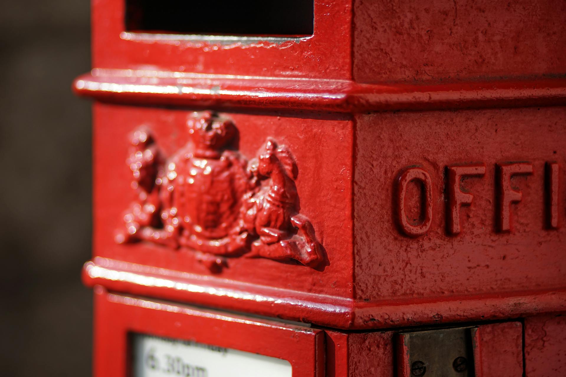 Une boîte aux lettres en métal rouge et blanc | Source : Pexels