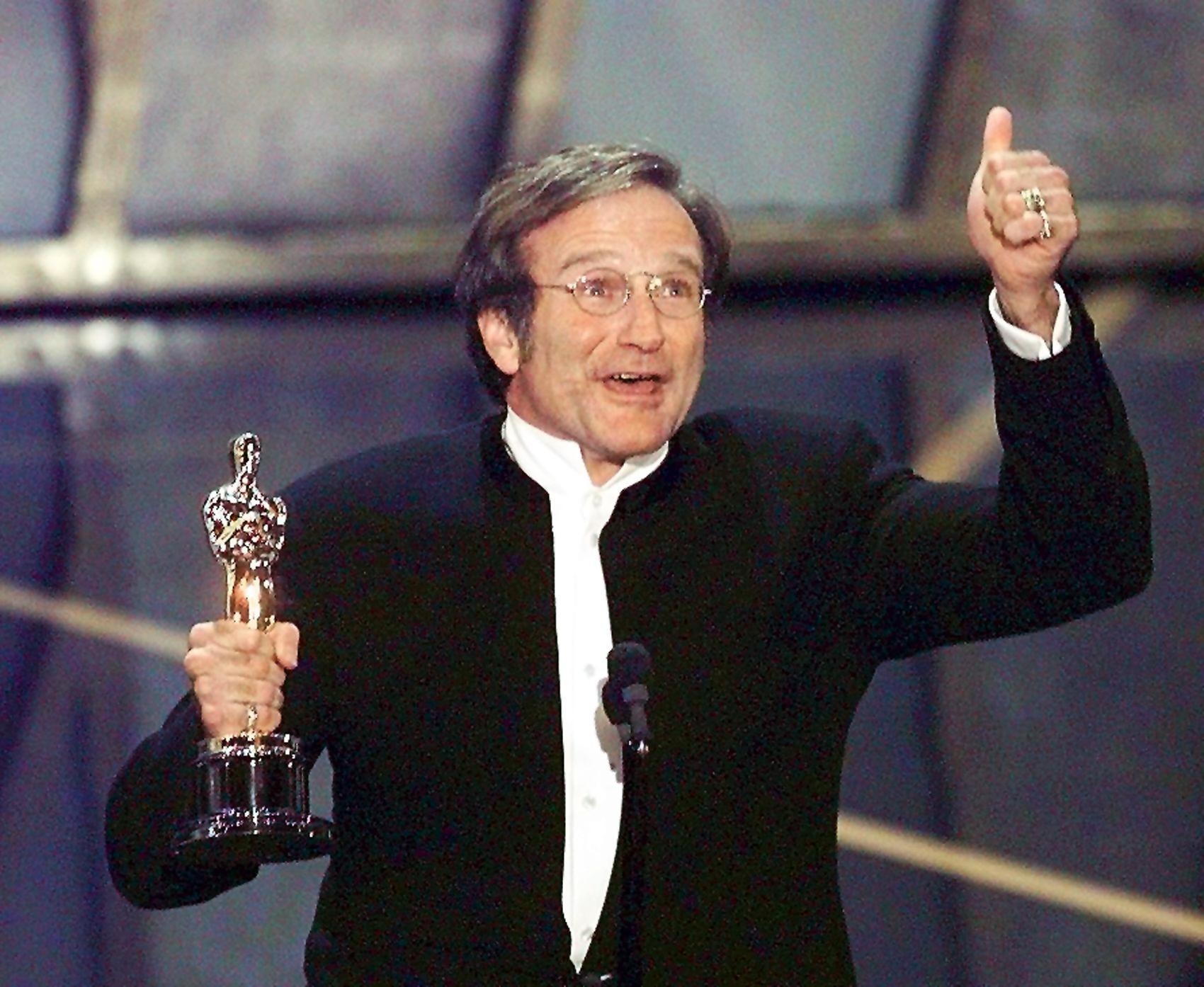 Robin Williams remporte le prix du meilleur acteur dans un second rôle lors de la 70e cérémonie des Oscars à Los Angeles en 1998 | Source : Getty Images