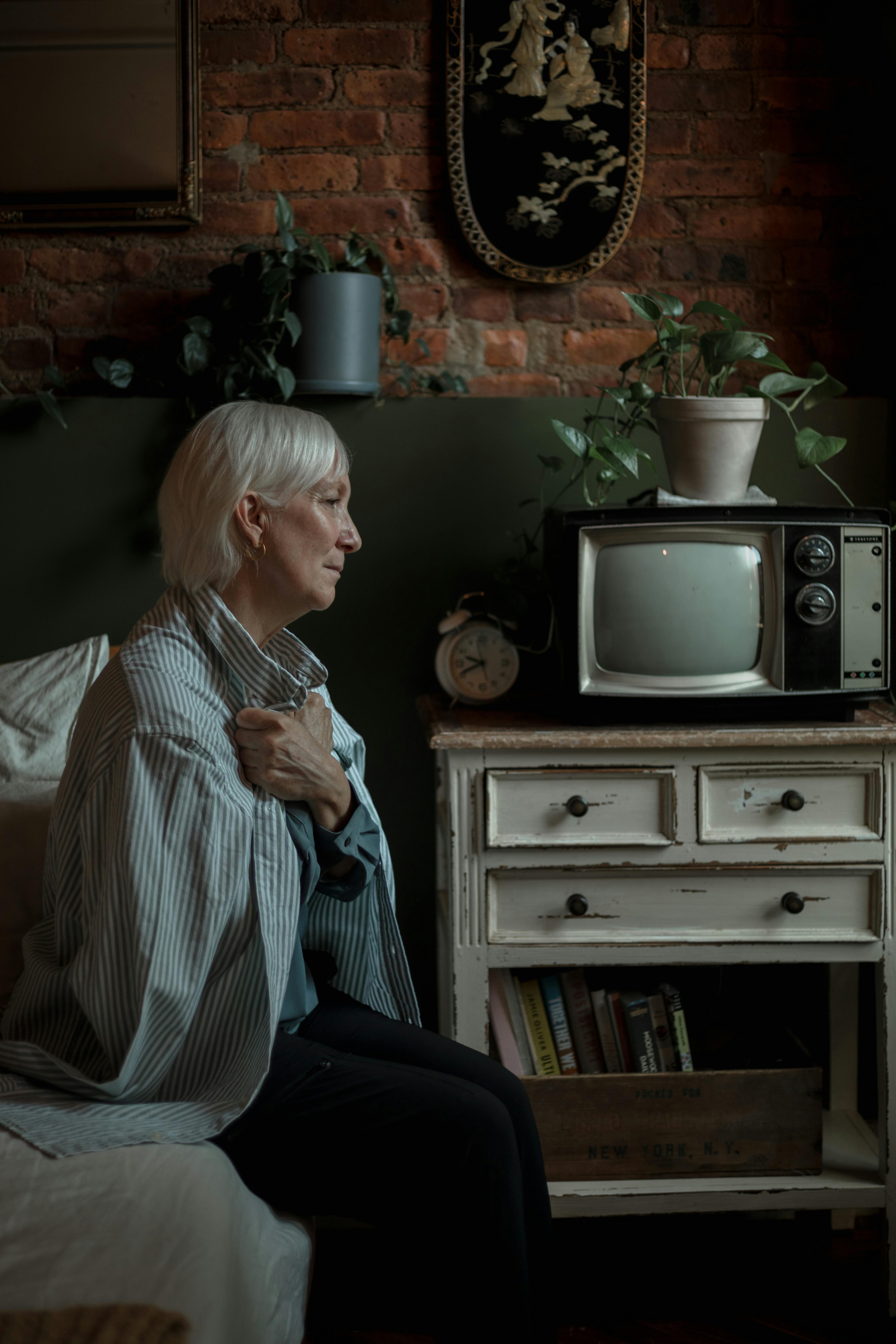 Une femme triste assise sur un lit | Source : Pexels